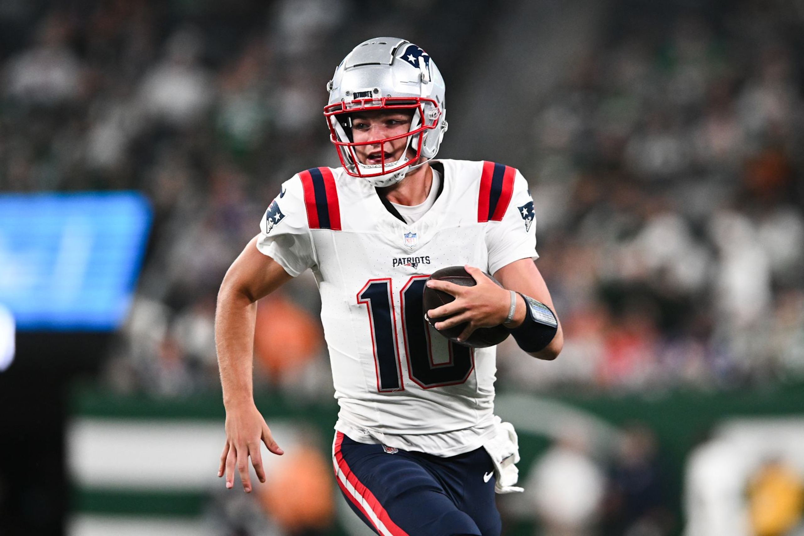 EAST RUTHERFORD, NEW JERSEY - SEPTEMBER 19:	 Drake Maye #10 of the New England Patriots runs with the football during the game against the New York Jets at MetLife Stadium on September 19, 2024 in East Rutherford, New Jersey. (Photo by Kathryn Riley/Getty Images)
