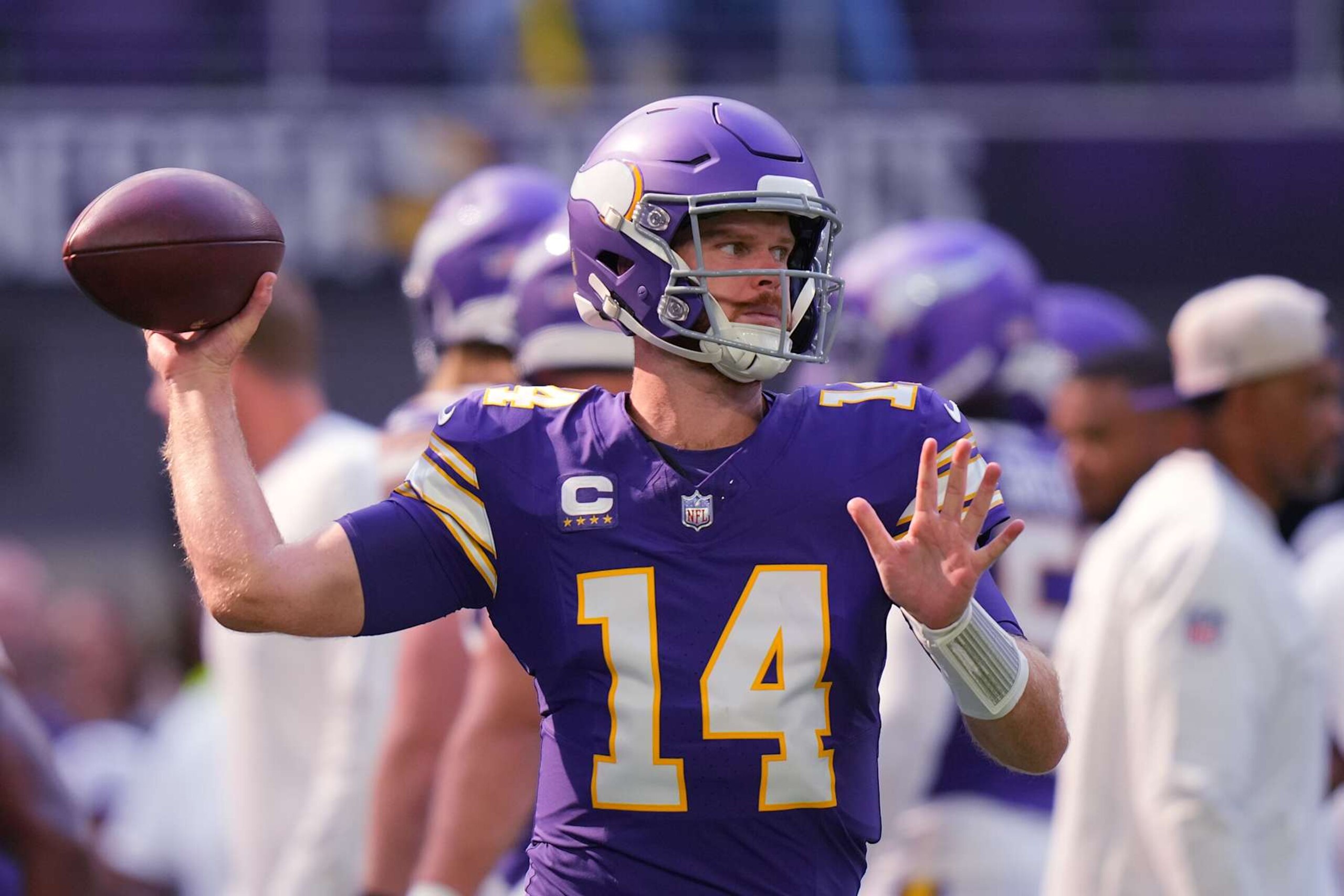 MINNEAPOLIS, MINNESOTA - SEPTEMBER 22: Quarterback Sam Darnold #14 of the Minnesota Vikings warms up before the game against the Houston Texans at U.S. Bank Stadium on September 22, 2024 in Minneapolis, Minnesota. (Photo by Brace Hemmelgarn/Getty Images) MINNEAPOLIS, MINNESOTA - SEPTEMBER 22: Quarterback Sam Darnold #14 of the Minnesota Vikings warms up before the game against the Houston Texans at U.S. Bank Stadium on September 22, 2024 in Minneapolis, Minnesota. (Photo by Brace Hemmelgarn/Getty Images)