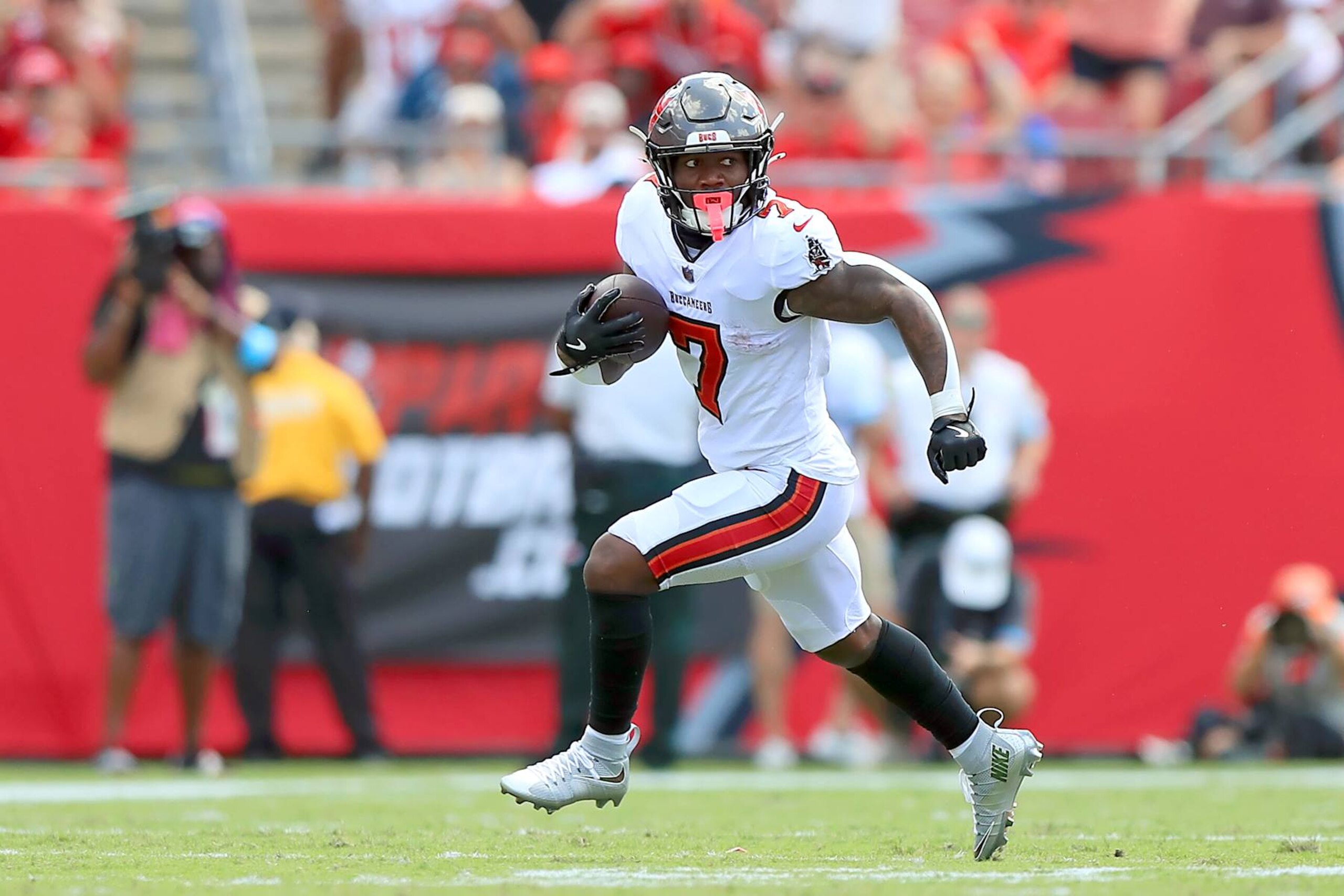 TAMPA, FL - SEPTEMBER 22: Tampa Bay Buccaneers Running Back Bucky Irving (7) carries the ball during the game between the Denver Broncos and the Tampa Bay Buccaneers on September 22, 2024 at Raymond James Stadium in Tampa, Florida. (Photo by Cliff Welch/Icon Sportswire via Getty Images) TAMPA, FL - SEPTEMBER 22: Tampa Bay Buccaneers Running Back Bucky Irving (7) carries the ball during the game between the Denver Broncos and the Tampa Bay Buccaneers on September 22, 2024 at Raymond James Stadium in Tampa, Florida. (Photo by Cliff Welch/Icon Sportswire via Getty Images)