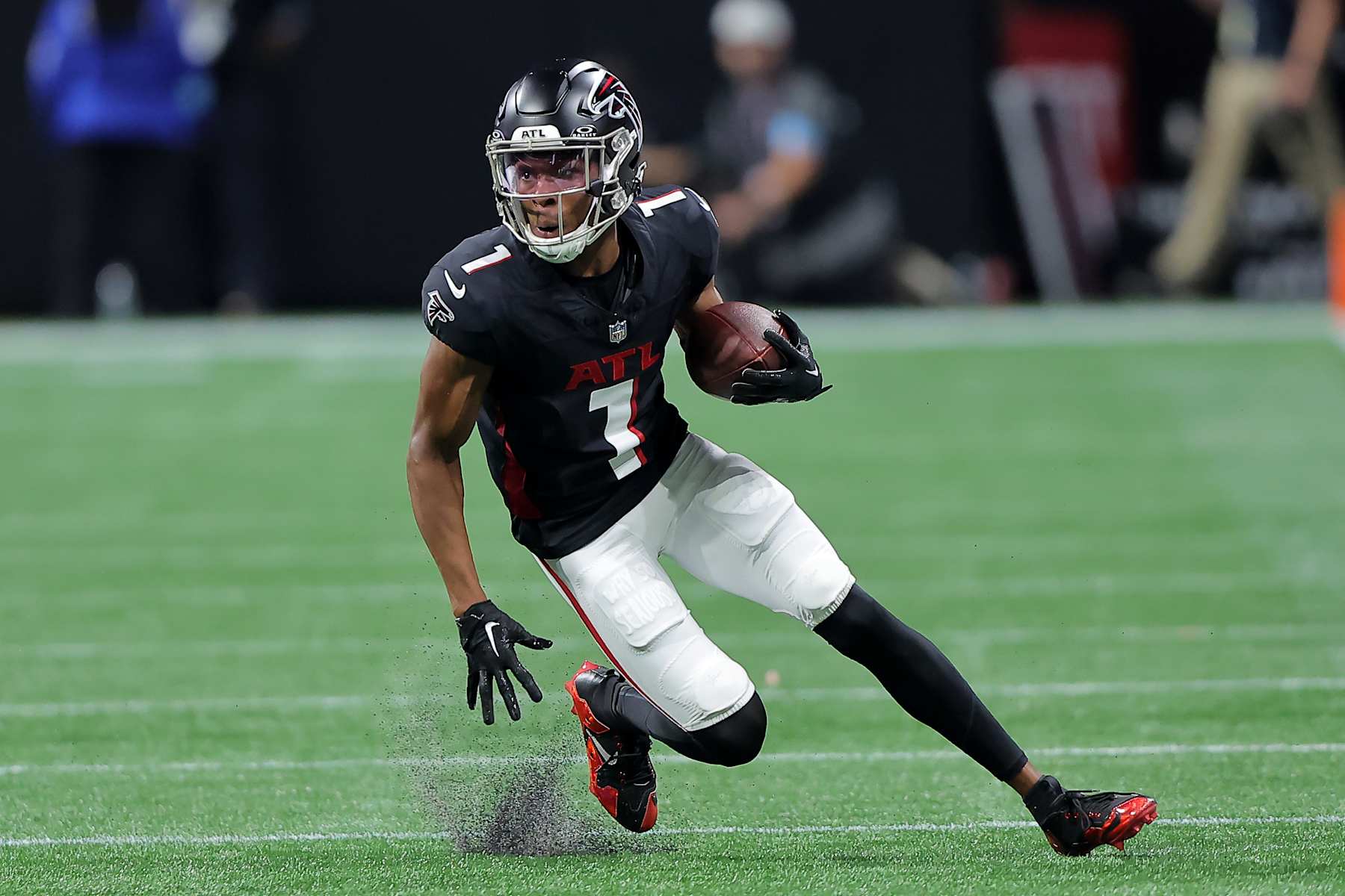 ATLANTA, GA - SEPTEMBER 22: Atlanta Falcons wide receiver Darnell Mooney (1) during the Sunday evening NFL game between the Atlanta Falcons and the Kansas City Chiefs on September 22, 2024 at the Mercedes-Benz Stadium in Atlanta, Georgia.   (Photo by David J. Griffin/Icon Sportswire via Getty Images)