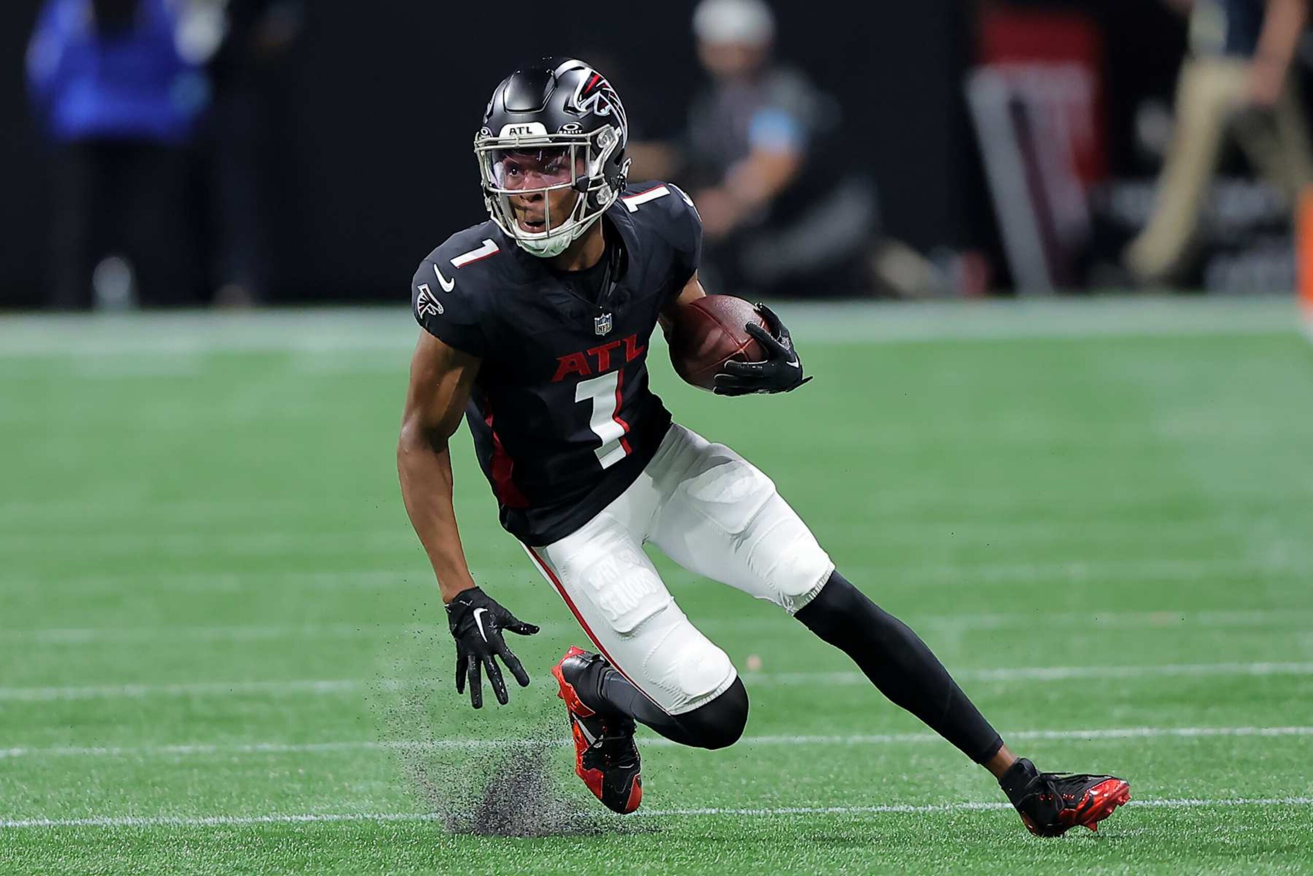 ATLANTA, GA - SEPTEMBER 22: Atlanta Falcons wide receiver Darnell Mooney (1) during the Sunday evening NFL game between the Atlanta Falcons and the Kansas City Chiefs on September 22, 2024 at the Mercedes-Benz Stadium in Atlanta, Georgia. (Photo by David J. Griffin/Icon Sportswire via Getty Images) ATLANTA, GA - SEPTEMBER 22: Atlanta Falcons wide receiver Darnell Mooney (1) during the Sunday evening NFL game between the Atlanta Falcons and the Kansas City Chiefs on September 22, 2024 at the Mercedes-Benz Stadium in Atlanta, Georgia. (Photo by David J. Griffin/Icon Sportswire via Getty Images)