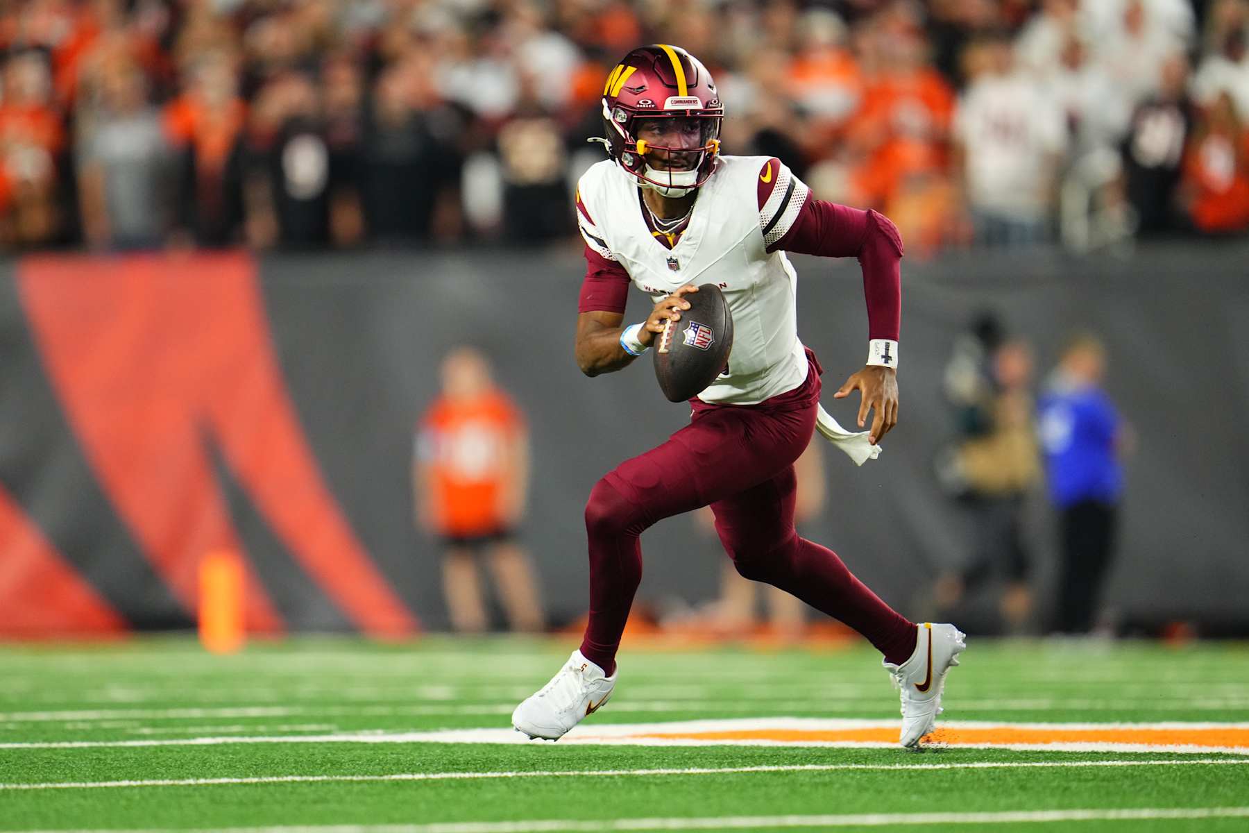 CINCINNATI, OH - SEPTEMBER 23: Jayden Daniels #5 of the Washington Commanders scrambles against the Cincinnati Bengals during the first half of an NFL football game at Paycor Stadium on September 23, 2024 in Cincinnati, Ohio. (Photo by Cooper Neill/Getty Images)