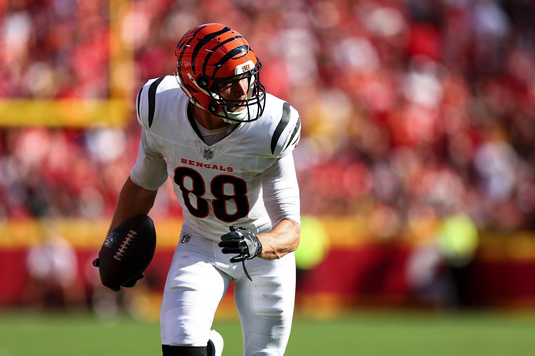 KANSAS CITY, MO - SEPTEMBER 15: Mike Gesicki #88 of the Cincinnati Bengals carries the ball during the second quarter of an NFL football game against the Kansas City Chiefs at GEHA Field at Arrowhead Stadium on September 15, 2024 in Kansas City, Missouri. (Photo by Kevin Sabitus/Getty Images)