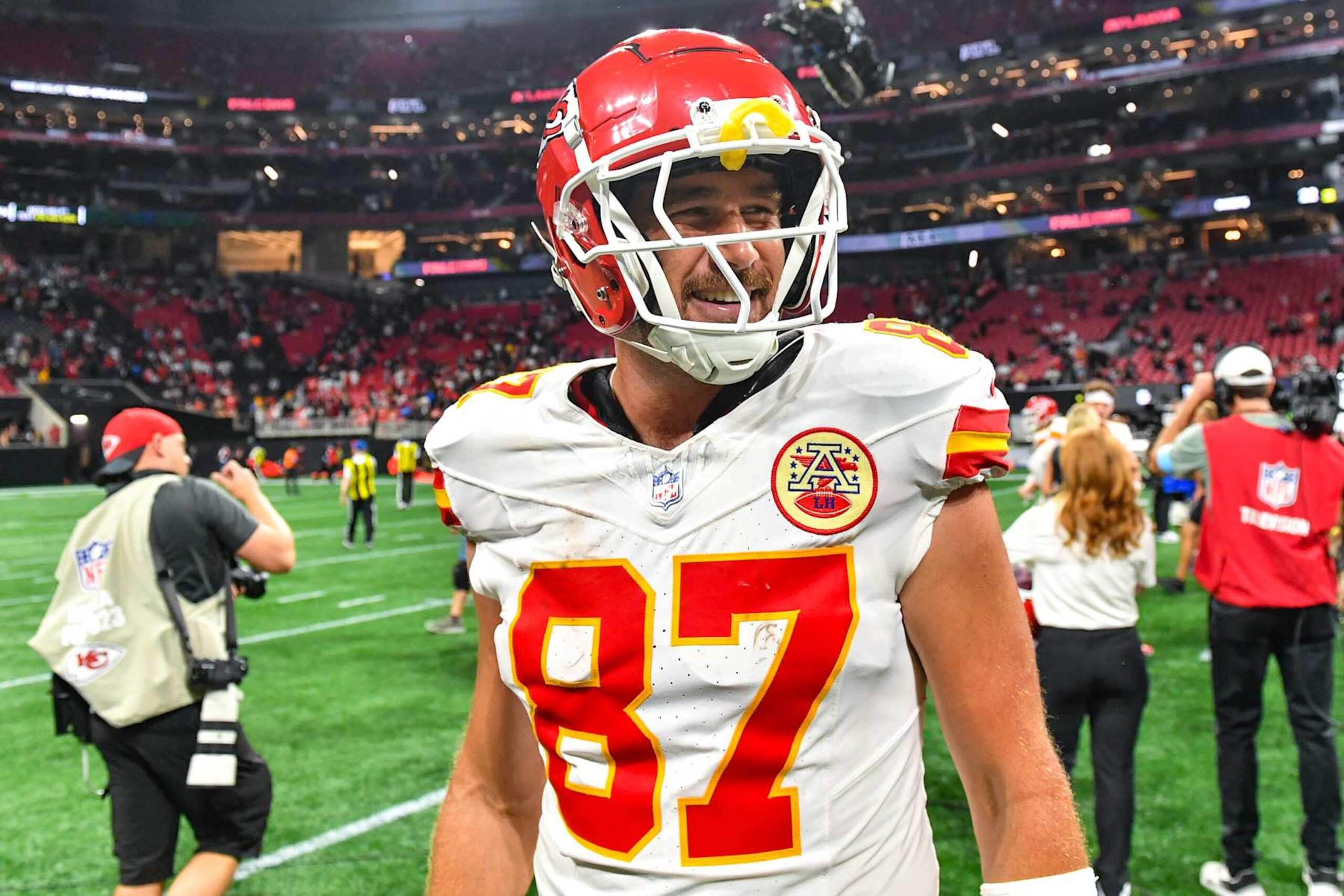 ATLANTA, GA SEPTEMBER 22: Kansas City tight end Travis Kelce (87) reacts following the conclusion of the NFL game between the Kansas City Chiefs and the Atlanta Falcons on September 22nd, 2024 at Mercedes-Benz Stadium in Atlanta, GA. (Photo by Rich von Biberstein/Icon Sportswire via Getty Images) ATLANTA, GA SEPTEMBER 22: Kansas City tight end Travis Kelce (87) reacts following the conclusion of the NFL game between the Kansas City Chiefs and the Atlanta Falcons on September 22nd, 2024 at Mercedes-Benz Stadium in Atlanta, GA. (Photo by Rich von Biberstein/Icon Sportswire via Getty Images)