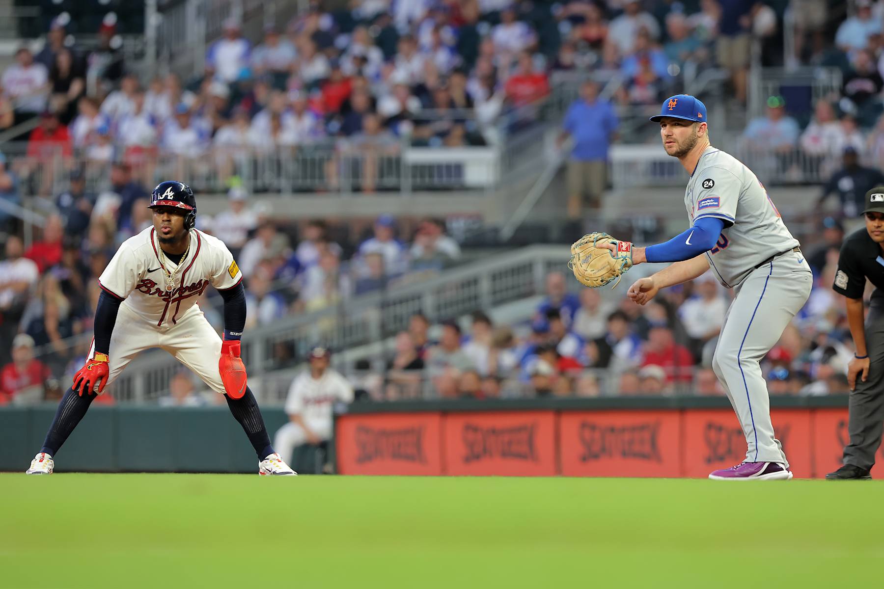 ATLANTA, GA - SEPTEMBER 24: Atlanta Braves second baseman Ozzie Albies (1) leads off first base under the watchful eye of New York Mets first baseman Pete Alonso (20) during the Tuesday evening MLB game between the Atlanta Braves and the New York Mets on September 24, 2024 at Truist Park in Atlanta, Georgia.  (Photo by David J. Griffin/Icon Sportswire via Getty Images)