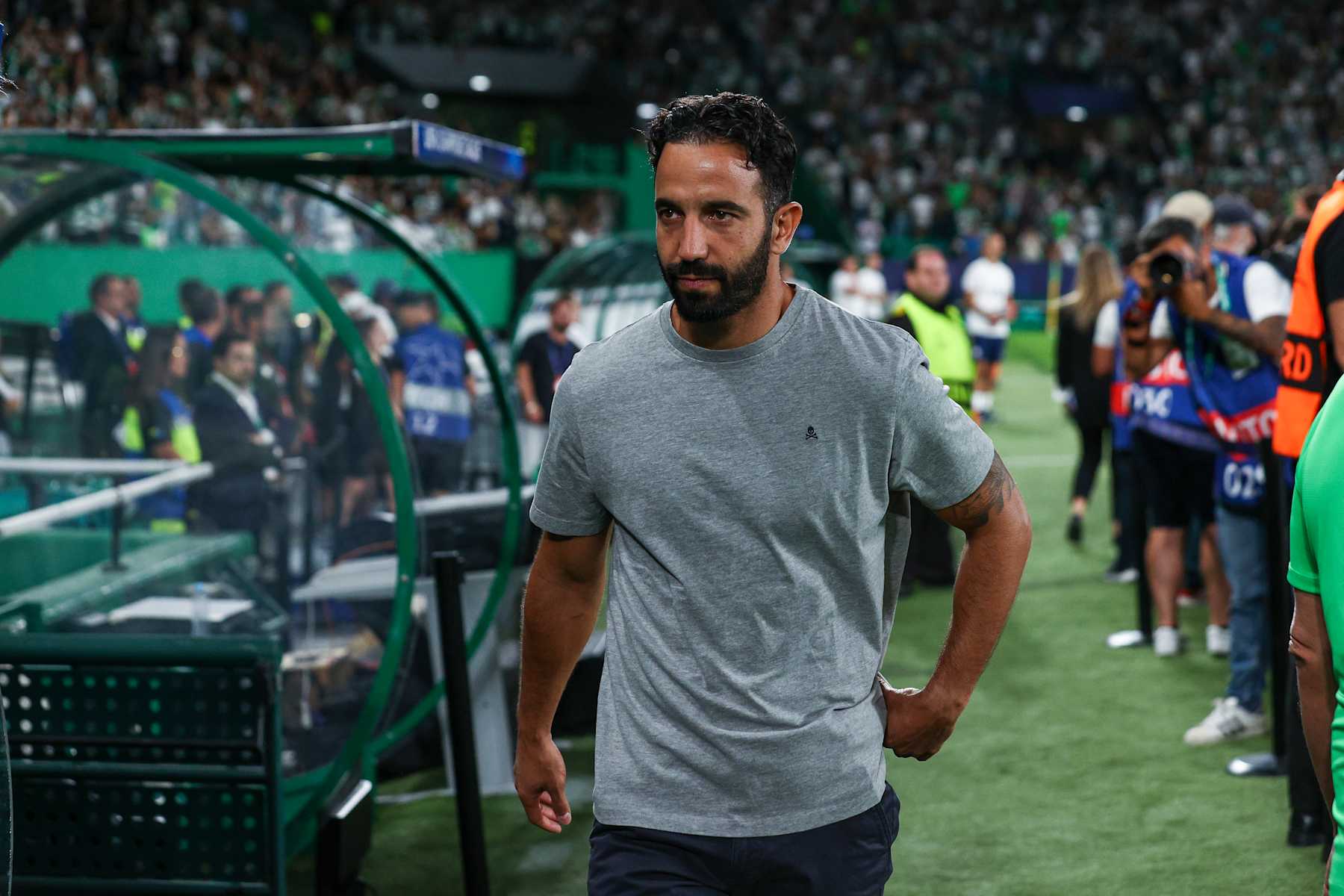 LISBON, PORTUGAL - SEPTEMBER 17: Head Coach Ruben Amorim of Sporting CP during the UEFA Champions League 2024/25 League Phase MD1 match between Sporting Clube de Portugal and LOSC Lille at Estadio Jose Alvalade on September 17, 2024 in Lisbon, Portugal. (Photo by Carlos Rodrigues/Getty Images)
