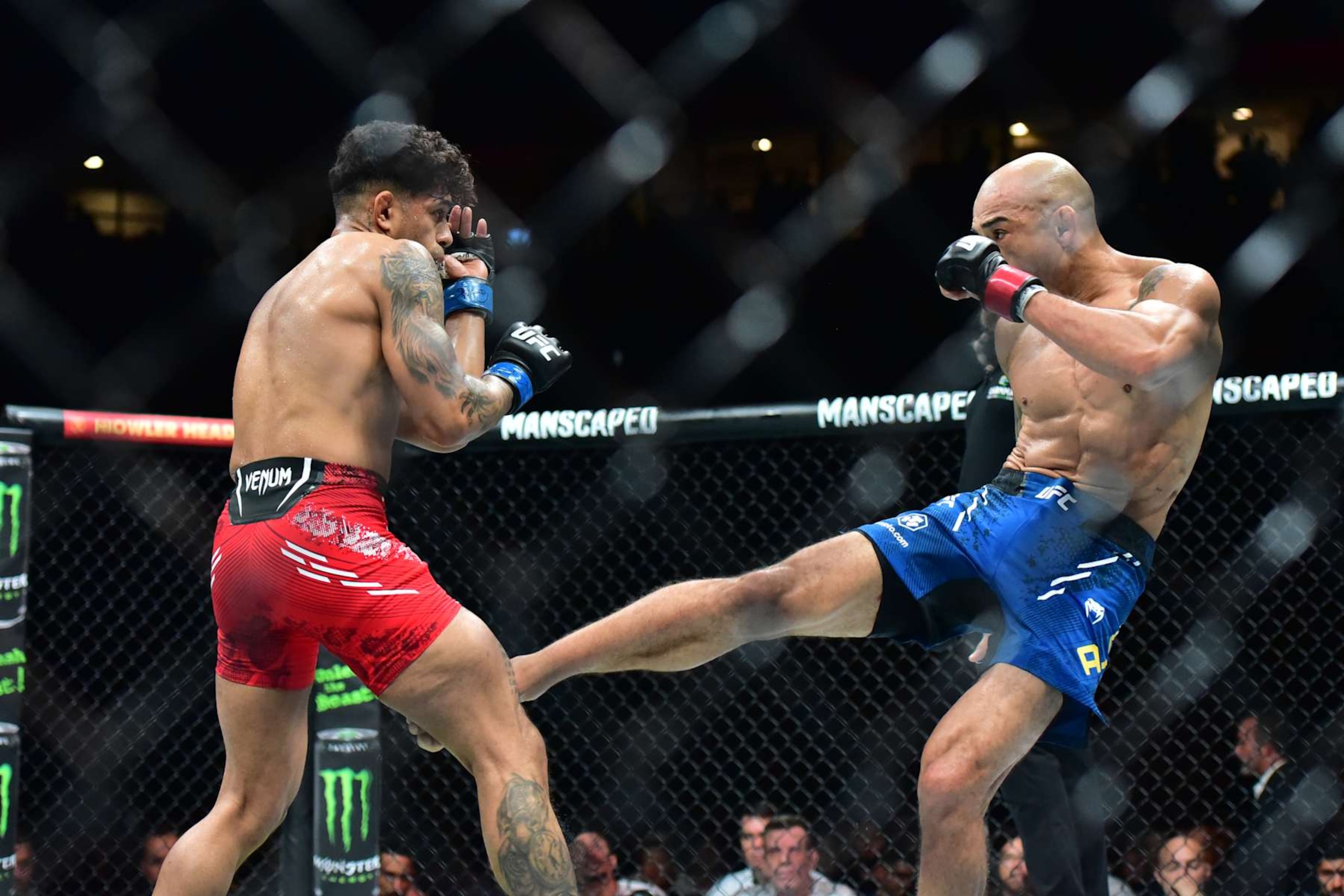 Jose Aldo kicks Jonathan Martinez