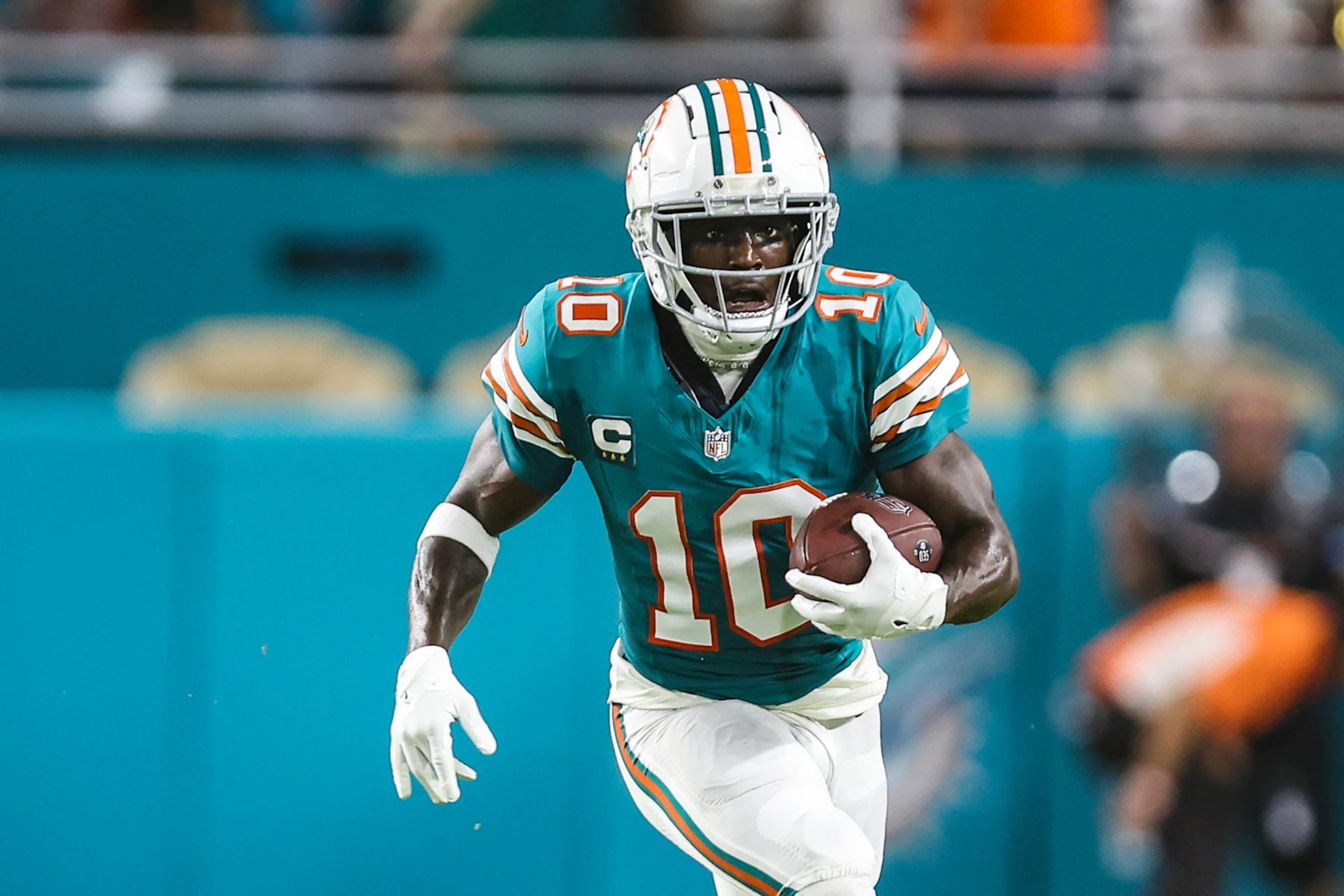 MIAMI GARDENS, FL - SEPTEMBER 12: Tyreek Hill #10 of the Miami Dolphins runs the ball during an NFL football game against the Buffalo Bills at Hard Rock Stadium on September 12, 2024 in Miami Gardens, FL. (Photo by Perry Knotts/Getty Images)