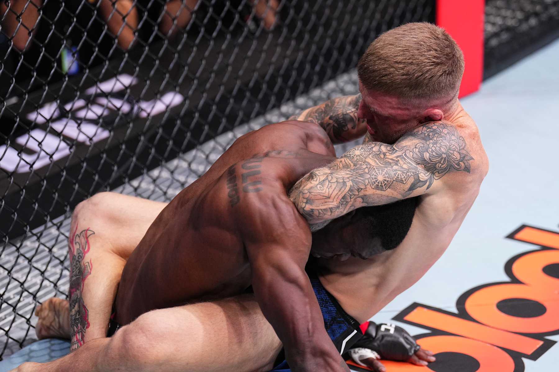 PARIS, FRANCE - SEPTEMBER 28: (R-L) Chris Duncan of Scotland secures a guillotine choke submission against Bolaji Oki of Belgium in a lightweight fight during the UFC Fight Night event at The Accor Arena on September 28, 2024 in Paris, France.  (Photo by Chris Unger/Zuffa LLC)
