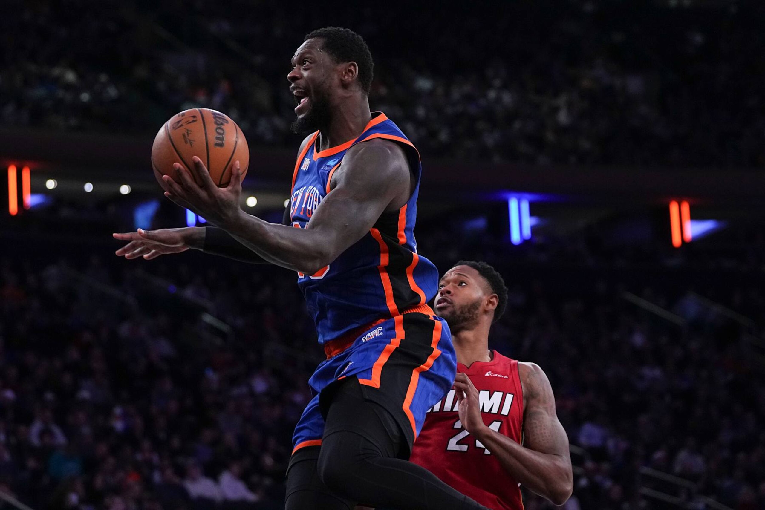 NEW YORK, NEW YORK - JANUARY 27: Julius Randle #30 of the New York Knicks shoots the ball against Haywood Highsmith #24 of the Miami Heat at Madison Square Garden on January 27, 2024 in New York City. NOTE TO USER: User expressly acknowledges and agrees that, by downloading and or using this photograph, User is consenting to the terms and conditions of the Getty Images License Agreement. (Photo by Mitchell Leff/Getty Images) NEW YORK, NEW YORK - JANUARY 27: Julius Randle #30 of the New York Knicks shoots the ball against Haywood Highsmith #24 of the Miami Heat at Madison Square Garden on January 27, 2024 in New York City. NOTE TO USER: User expressly acknowledges and agrees that, by downloading and or using this photograph, User is consenting to the terms and conditions of the Getty Images License Agreement. (Photo by Mitchell Leff/Getty Images)