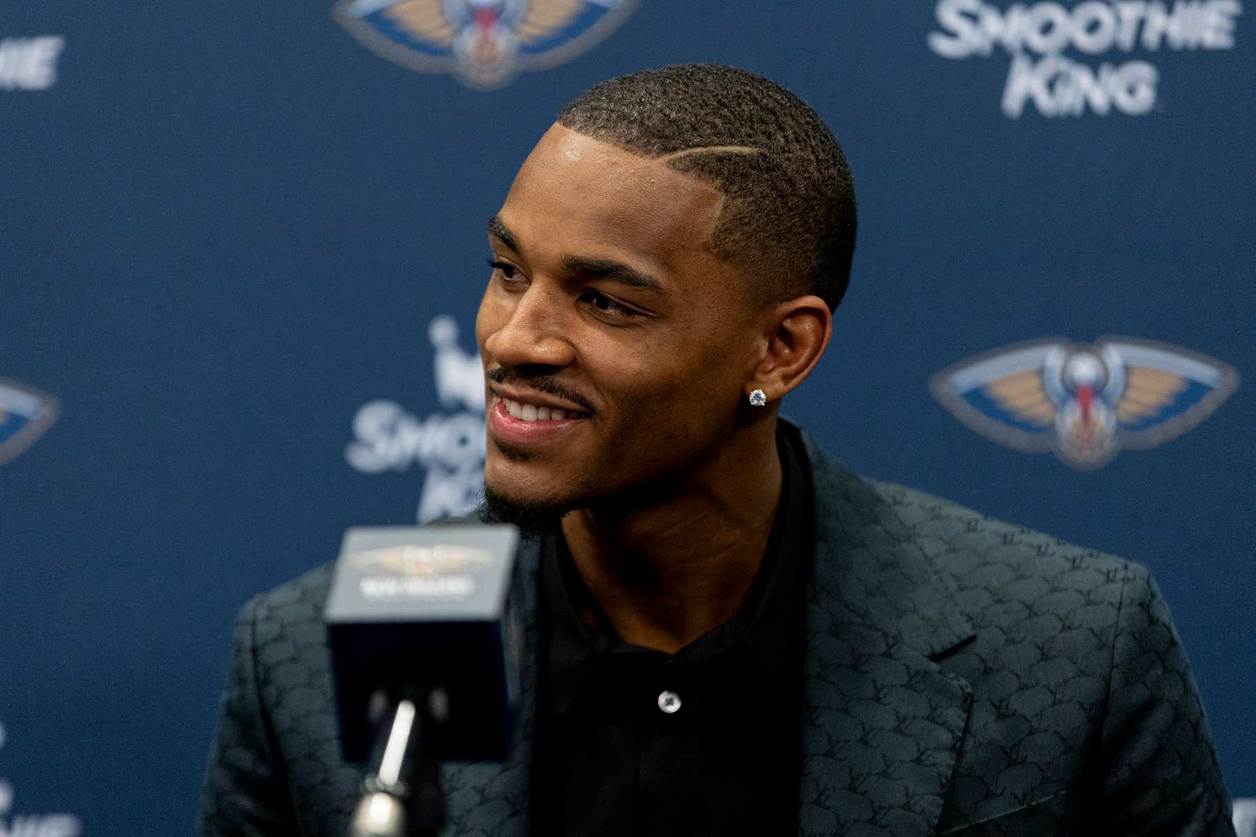 NEW ORLEANS, LA - July 9, 2024: Dejounte Murray talks to the media during the New Orleans Pelicans introductory press conference at Ochsner Sports Performance Center in Metairie, Louisiana. NOTE TO USER: User expressly acknowledges and agrees that, by downloading and or using this Photograph, user is consenting to the terms and conditions of the Getty Images License Agreement. Mandatory Copyright Notice: Copyright 2023 NBAE (Photo by Derick Hingle/NBAE via Getty Images)