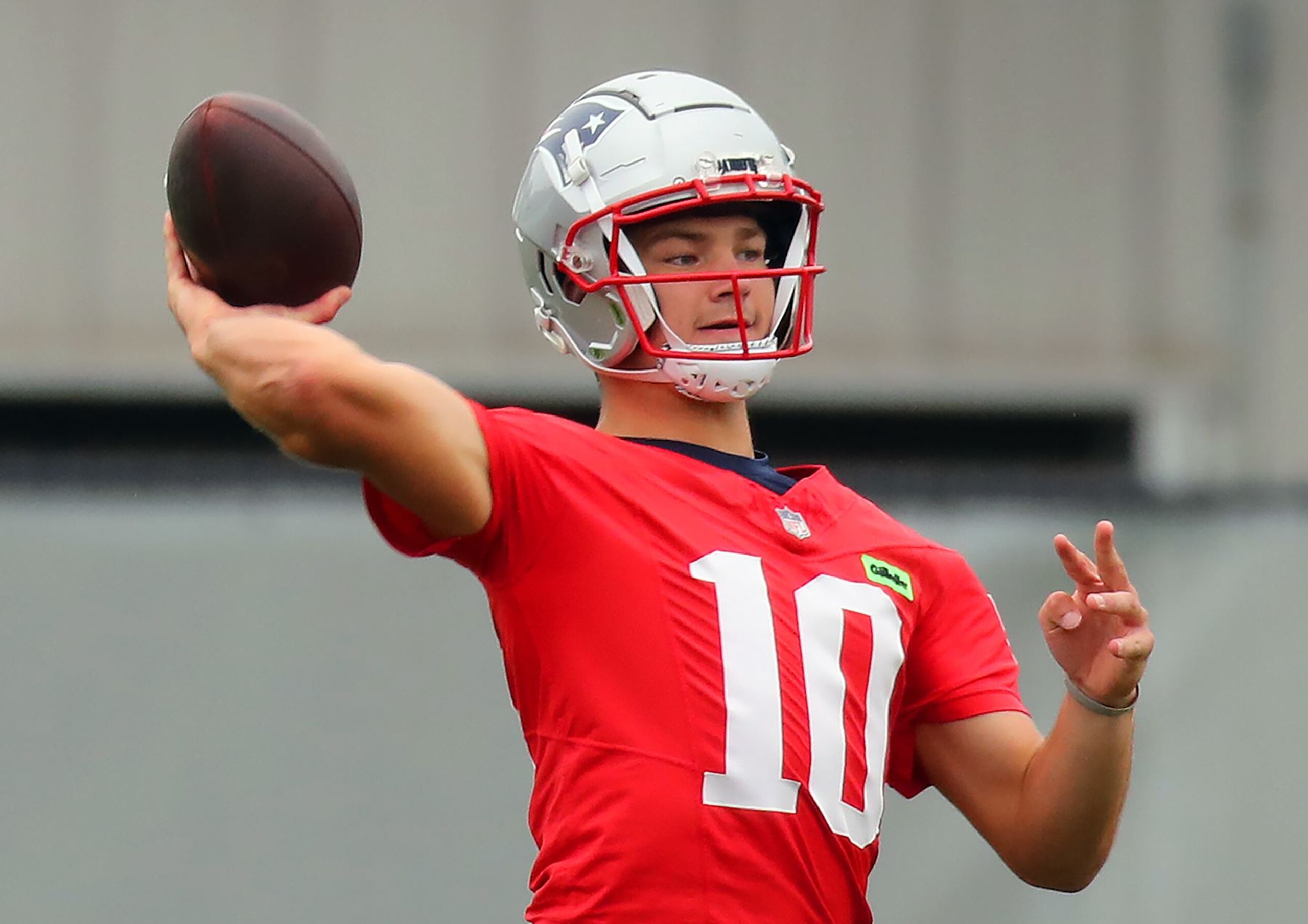 Foxborough, MA - September 26: New England Patriots QB Drake Maye throws a pass at practice. (Photo by John Tlumacki/The Boston Globe via Getty Images)