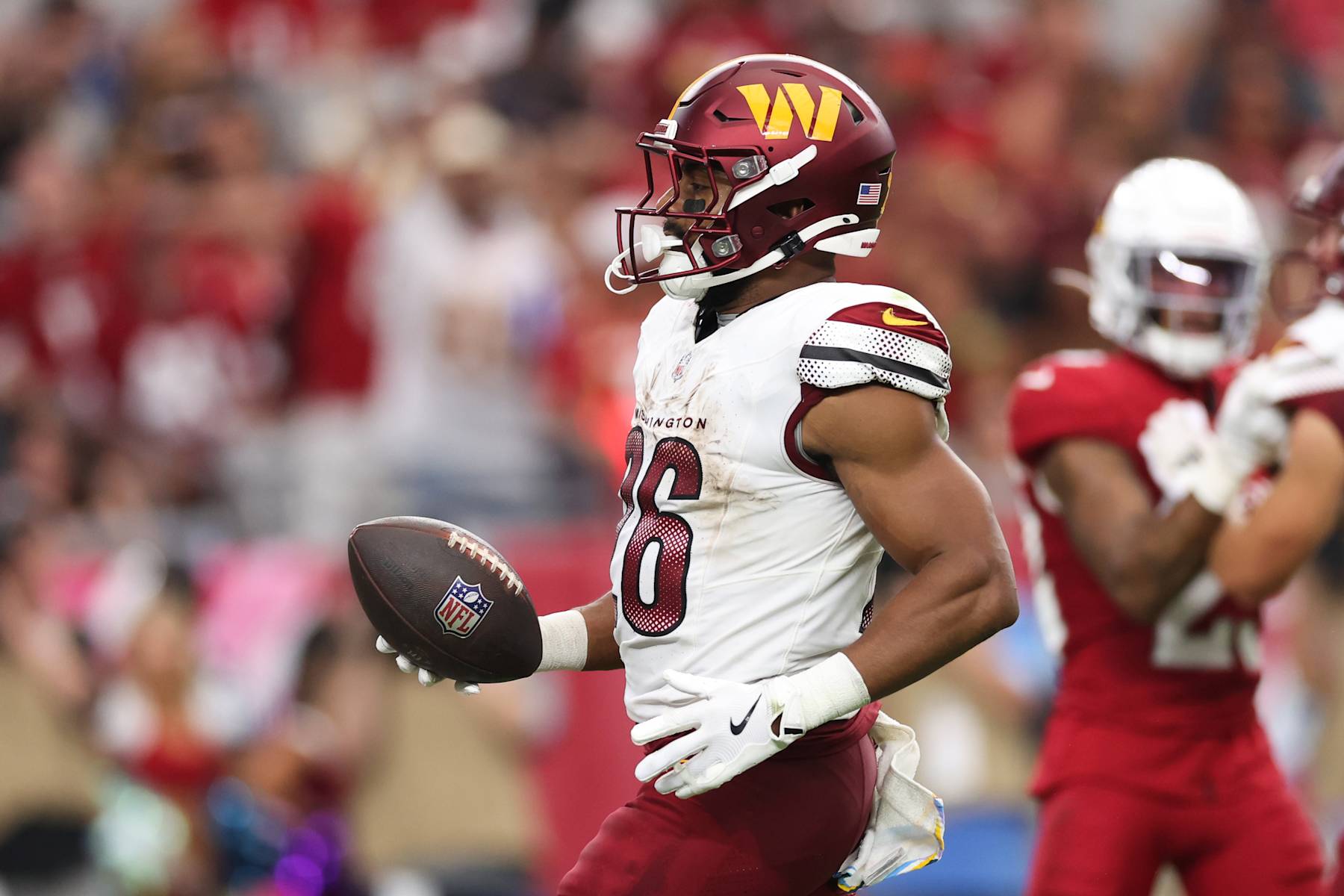 GLENDALE, ARIZONA - SEPTEMBER 29: Jeremy McNichols #26 of the Washington Commanders runs the ball for a touchdown during the fourth quarter against the Arizona Cardinals at State Farm Stadium on September 29, 2024 in Glendale, Arizona. (Photo by Christian Petersen/Getty Images)