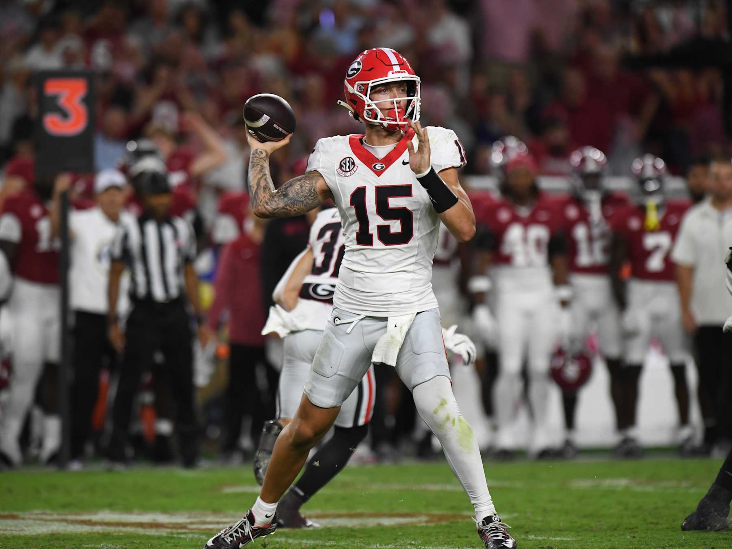 TUSCALOOSA, AL - SEPTEMBER 28: Georgia Bulldogs quarterback Carson Beck (15) passes the ball during the college football game between the Georgia Bulldogs and the Alabama Crimson Tide on September 28, 2024, at Bryant-Denny Stadium in Tuscaloosa, AL. (Photo by Jeffrey Vest/Icon Sportswire via Getty Images)