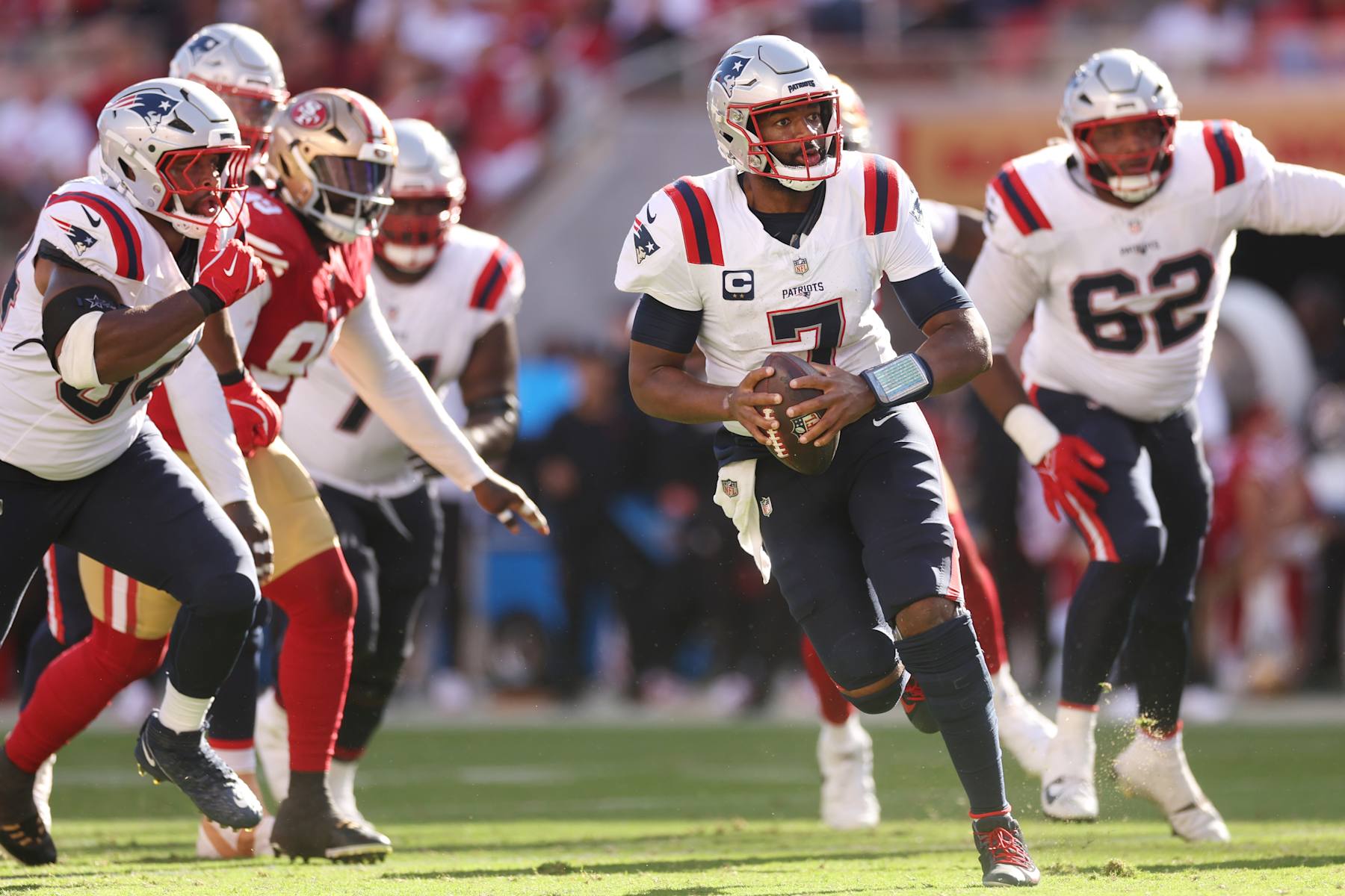 SANTA CLARA, CALIFORNIA - SEPTEMBER 29: Jacoby Brissett #7 of the New England Patriots runs with the ball in the fourth quarter against the San Francisco 49ers at Levi's Stadium on September 29, 2024 in Santa Clara, California. (Photo by Ezra Shaw/Getty Images)