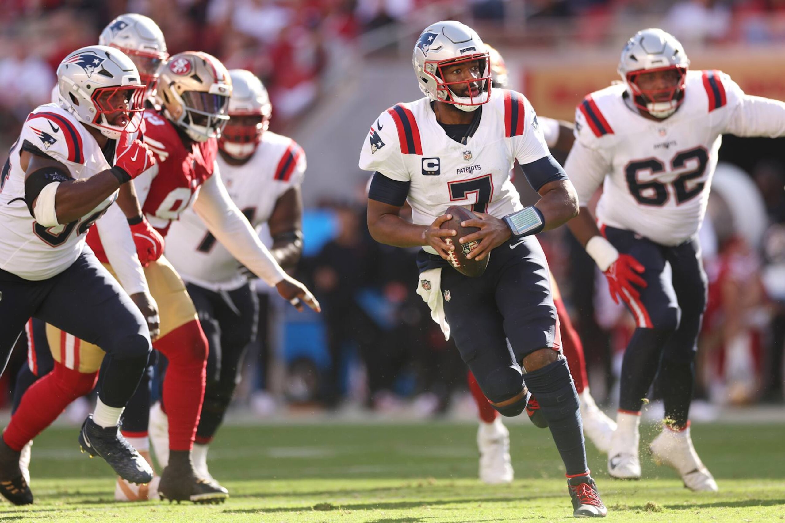 SANTA CLARA, CALIFORNIA - SEPTEMBER 29: Jacoby Brissett #7 of the New England Patriots runs with the ball in the fourth quarter against the San Francisco 49ers at Levi's Stadium on September 29, 2024 in Santa Clara, California. (Photo by Ezra Shaw/Getty Images) SANTA CLARA, CALIFORNIA - SEPTEMBER 29: Jacoby Brissett #7 of the New England Patriots runs with the ball in the fourth quarter against the San Francisco 49ers at Levi's Stadium on September 29, 2024 in Santa Clara, California. (Photo by Ezra Shaw/Getty Images)