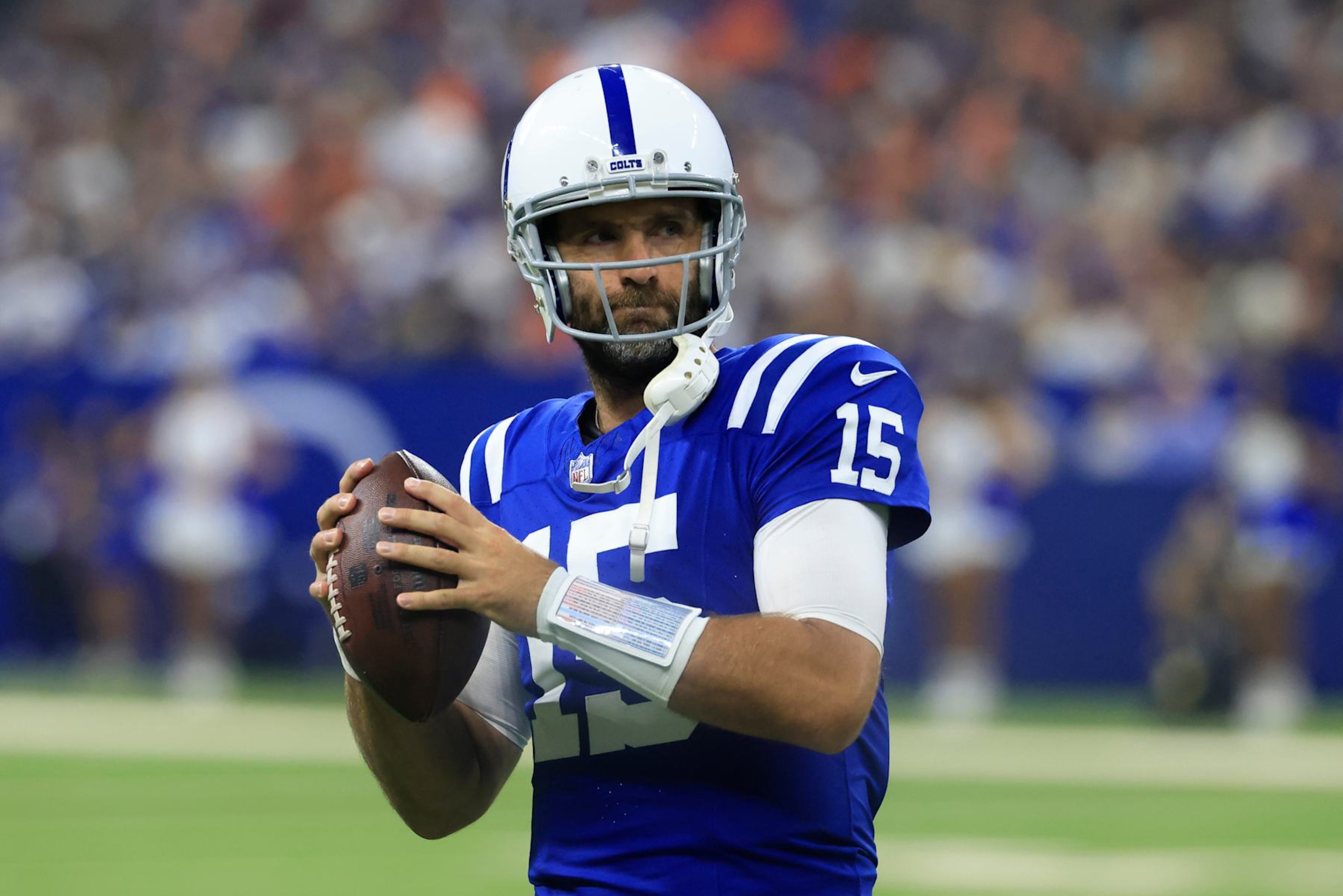 INDIANAPOLIS, INDIANA - SEPTEMBER 22:  Joe Flacco #15 of the Indianapolis Colts warms up in the game against the Chicago Bears at Lucas Oil Stadium on September 22, 2024 in Indianapolis, Indiana. (Photo by Justin Casterline/Getty Images)