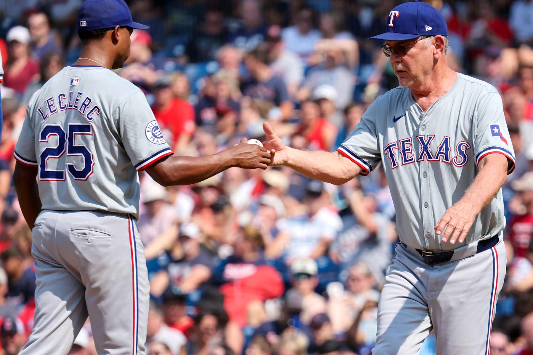 José Leclerc (L) and Bruce Bochy (R)