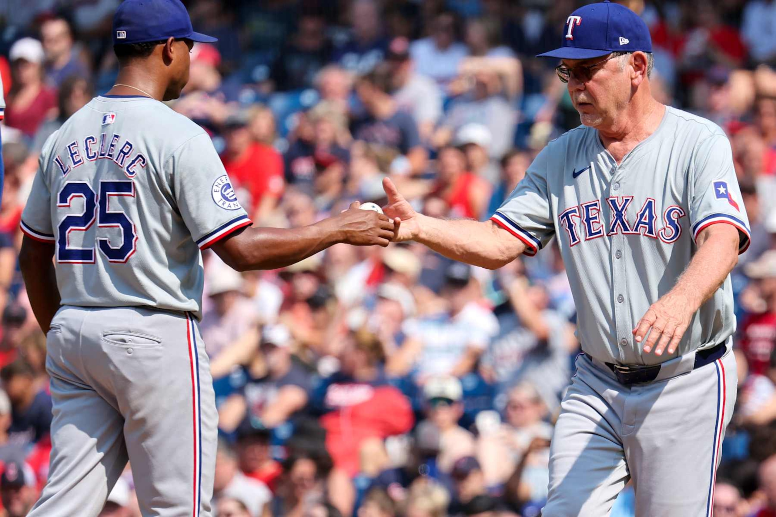 José Leclerc (L) and Bruce Bochy (R) José Leclerc (L) and Bruce Bochy (R)