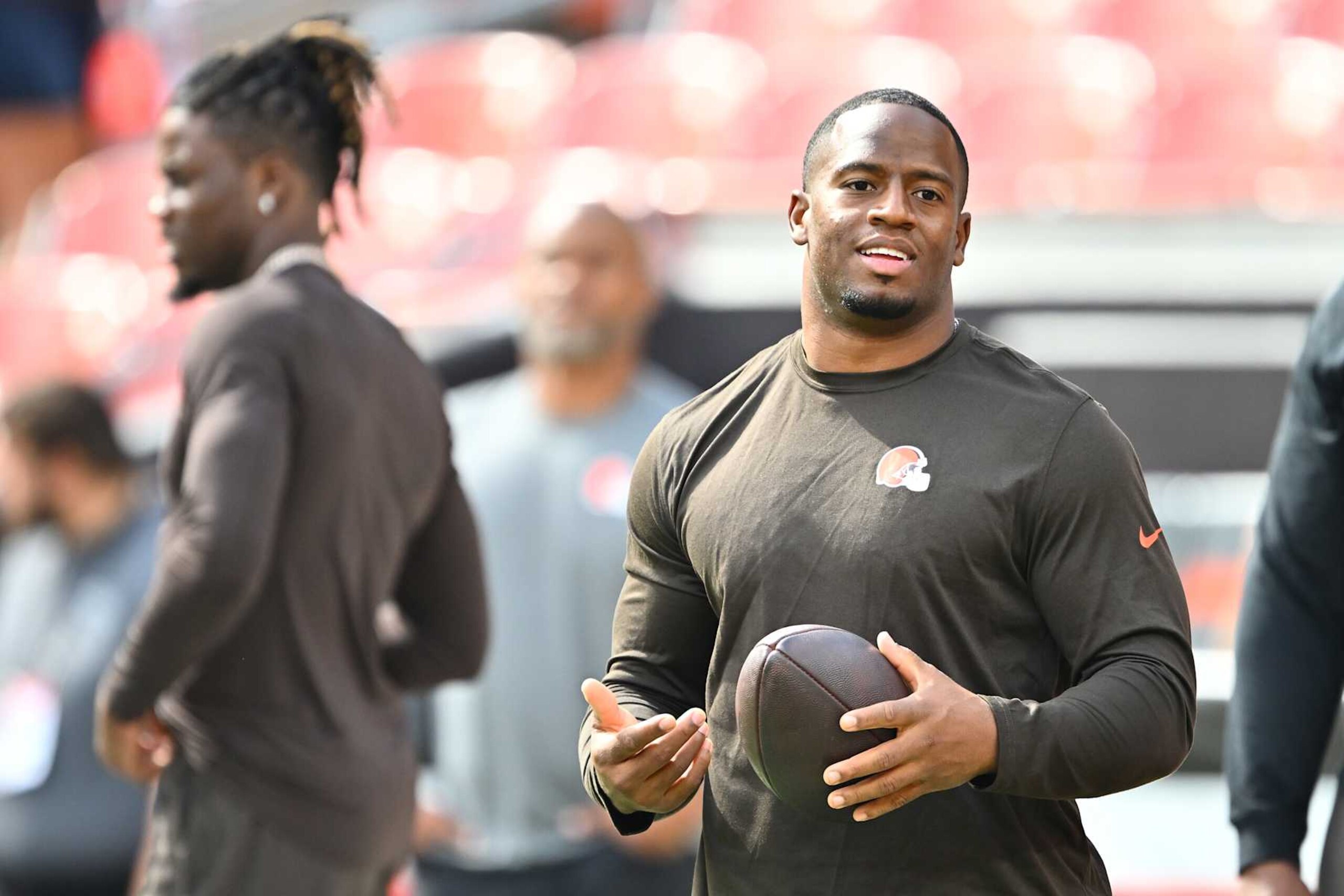 CLEVELAND, OHIO - SEPTEMBER 22: Nick Chubb #24 of the Cleveland Browns warms up prior to a game against the New York Giants at Cleveland Browns Stadium on September 22, 2024 in Cleveland, Ohio. (Photo by Jason Miller/Getty Images)