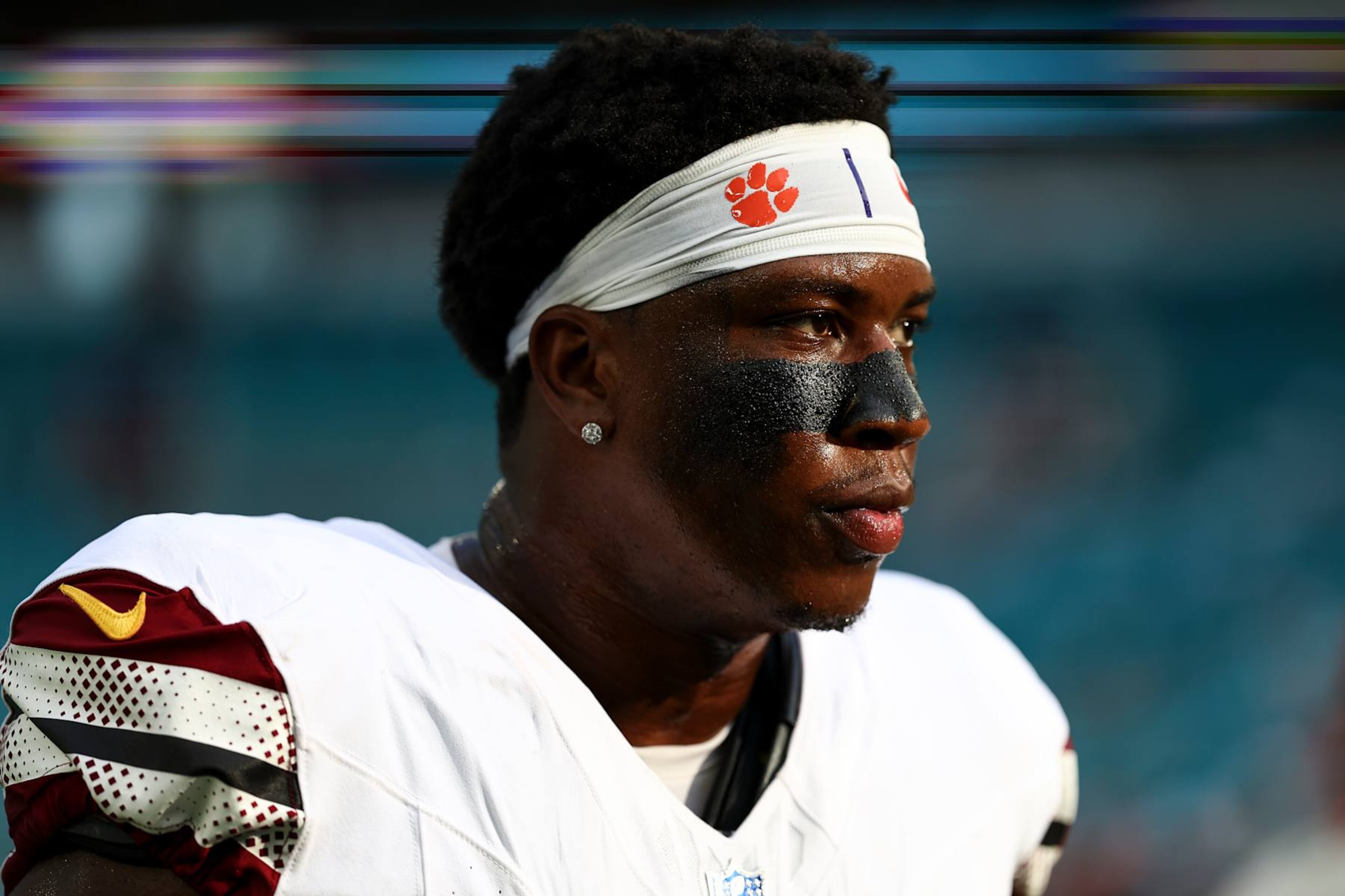 MIAMI GARDENS, FL - AUGUST 17: KJ Henry #55 of the Washington Commanders warms up prior to an NFL preseason football game against the Miami Dolphins at Hard Rock Stadium on August 17, 2024 in Miami Gardens, FL. (Photo by Kevin Sabitus/Getty Images) MIAMI GARDENS, FL - AUGUST 17: KJ Henry #55 of the Washington Commanders warms up prior to an NFL preseason football game against the Miami Dolphins at Hard Rock Stadium on August 17, 2024 in Miami Gardens, FL. (Photo by Kevin Sabitus/Getty Images)