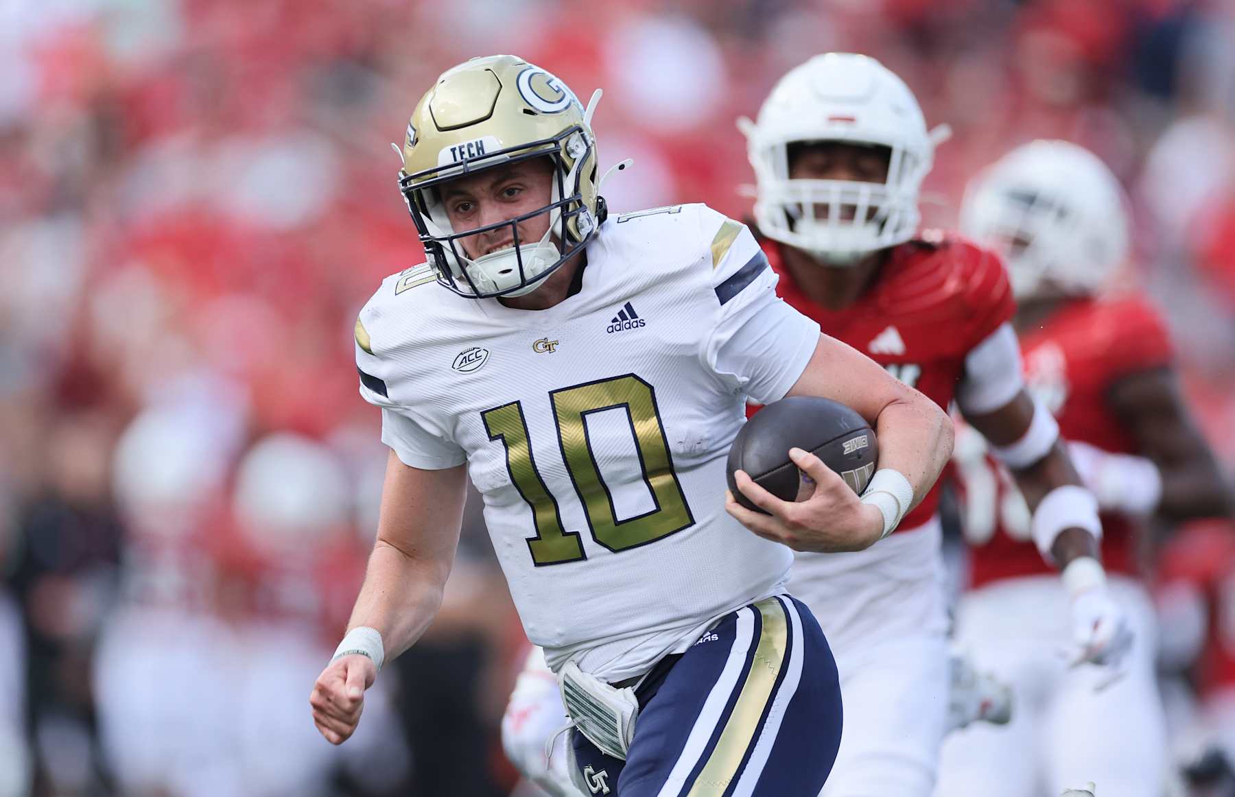 LOUISVILLE, KENTUCKY - SEPTEMBER 21: Haynes King #10 of the Georgia Tech Yellow Jackets runs with the ball against the Louisville Cardinals at L&N Federal Credit Union Stadium on September 21, 2024 in Louisville, Kentucky. (Photo by Andy Lyons/Getty Images)