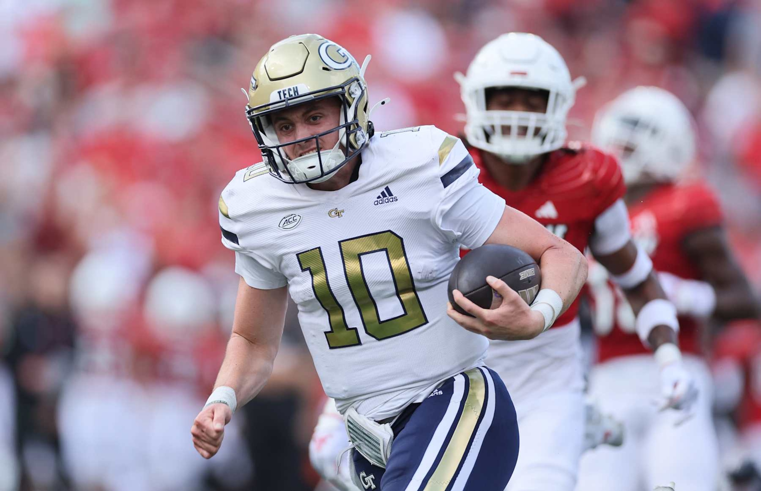 LOUISVILLE, KENTUCKY - SEPTEMBER 21: Haynes King #10 of the Georgia Tech Yellow Jackets runs with the ball against the Louisville Cardinals at L&N Federal Credit Union Stadium on September 21, 2024 in Louisville, Kentucky. (Photo by Andy Lyons/Getty Images)