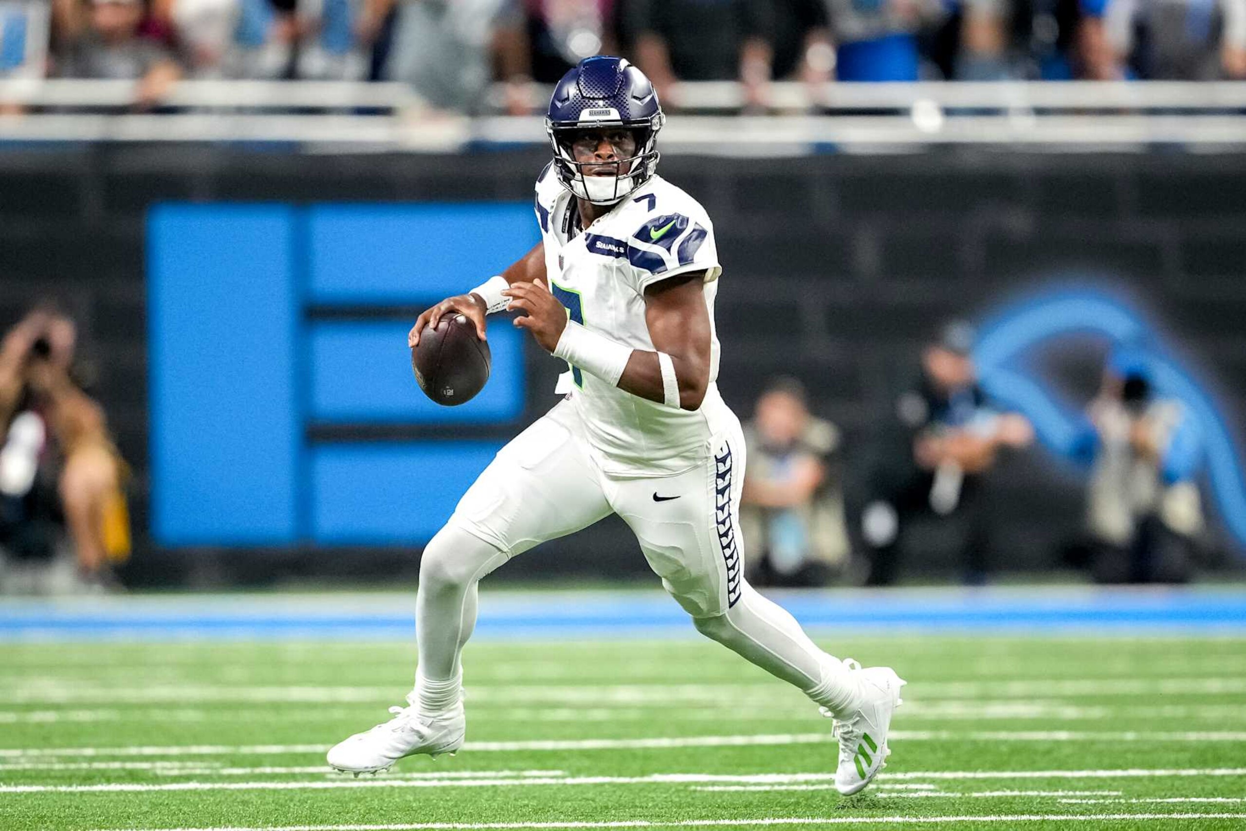 DETROIT, MICHIGAN - SEPTEMBER 30: Geno Smith #7 of the Seattle Seahawks runs in action with the ball against the Detroit Lions at Ford Field on September 30, 2024 in Detroit, Michigan. (Photo by Nic Antaya/Getty Images)