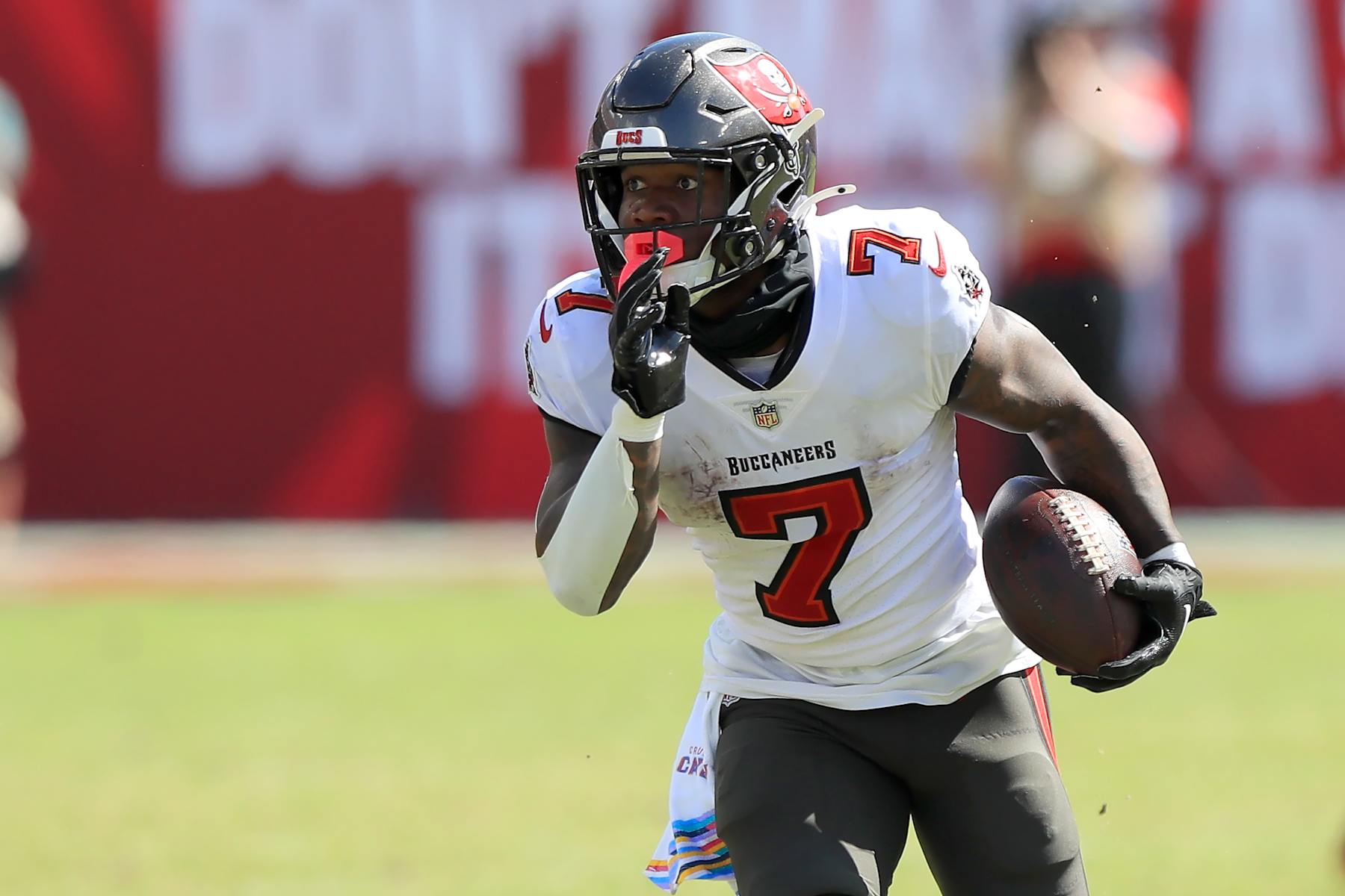 TAMPA, FL - SEPTEMBER 29: Tampa Bay Buccaneers Running Back Bucky Irving (7) carries the ball during the game between the Philadelphia Eagles and the Tampa Bay Buccaneers on September 29, 2024 at Raymond James Stadium in Tampa, Florida. (Photo by Cliff Welch/Icon Sportswire via Getty Images)