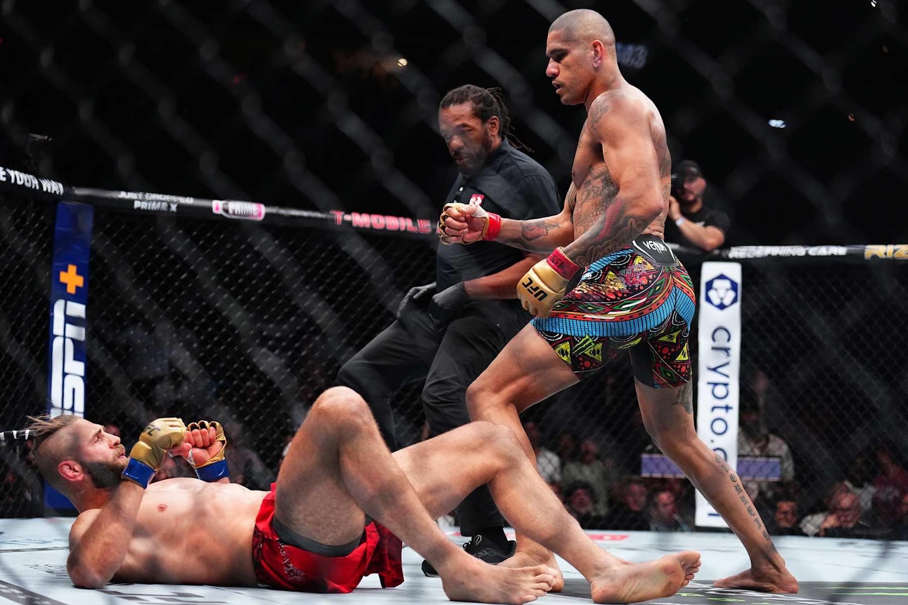 Alex Pereira knocks out Jiri Prochazka at UFC 303.