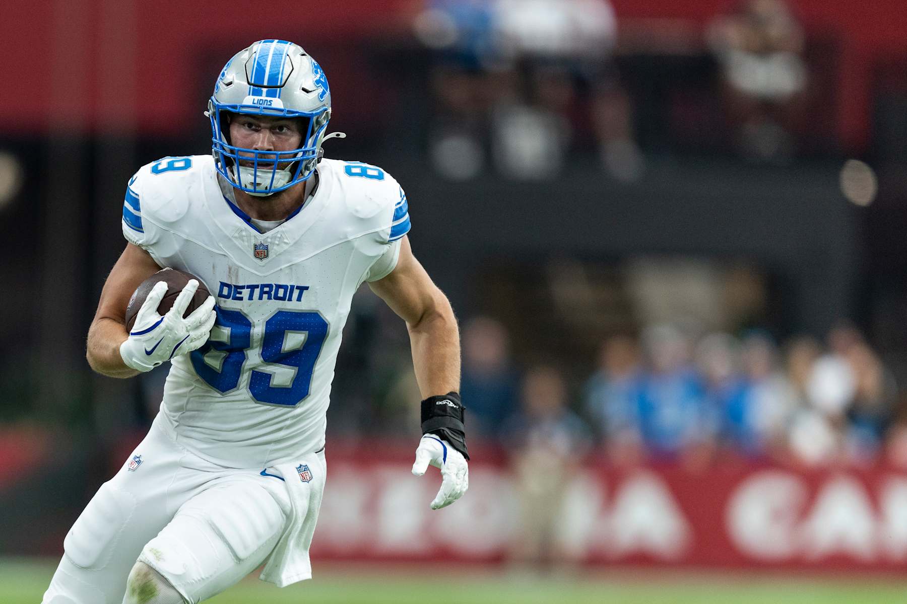 GLENDALE, ARIZONA - SEPTEMBER 22: Brock Wright #89 of the Detroit Lions runs with the ball during an NFL football game between the Arizona Cardinals and the Detroit Lions at State Farm Stadium on September 22, 2024 in Glendale, Arizona. (Photo by Michael Owens/Getty Images)