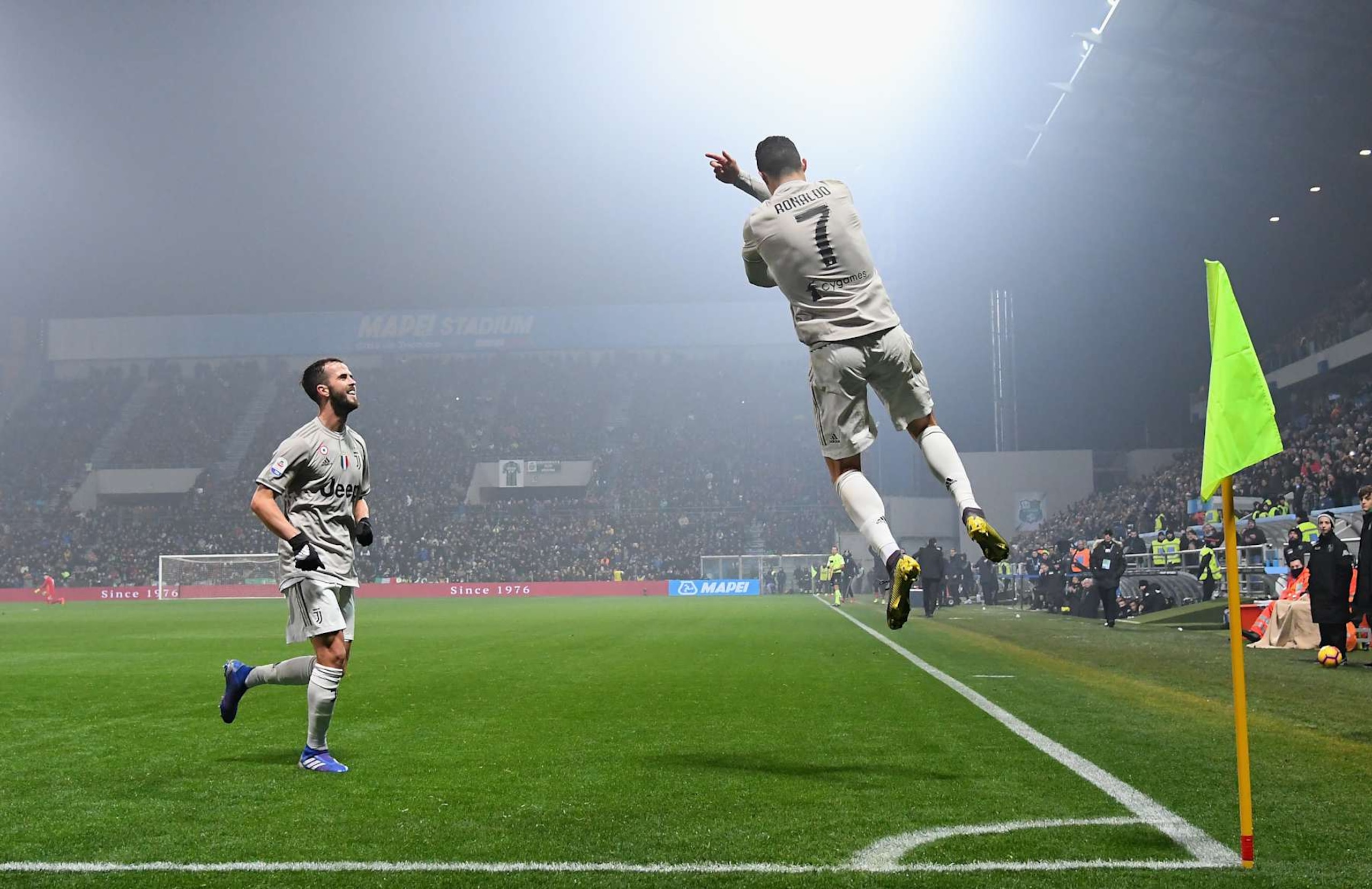 REGGIO NELL'EMILIA, ITALY - FEBRUARY 10:  Cristiano Ronaldo of Juventus celebrates after scoring his team's second goal during the Serie A match between US Sassuolo and Juventus at Mapei Stadium - Citta' del Tricolore on February 10, 2019 in Reggio nell'Emilia, Italy.  (Photo by Alessandro Sabattini/Getty Images)
