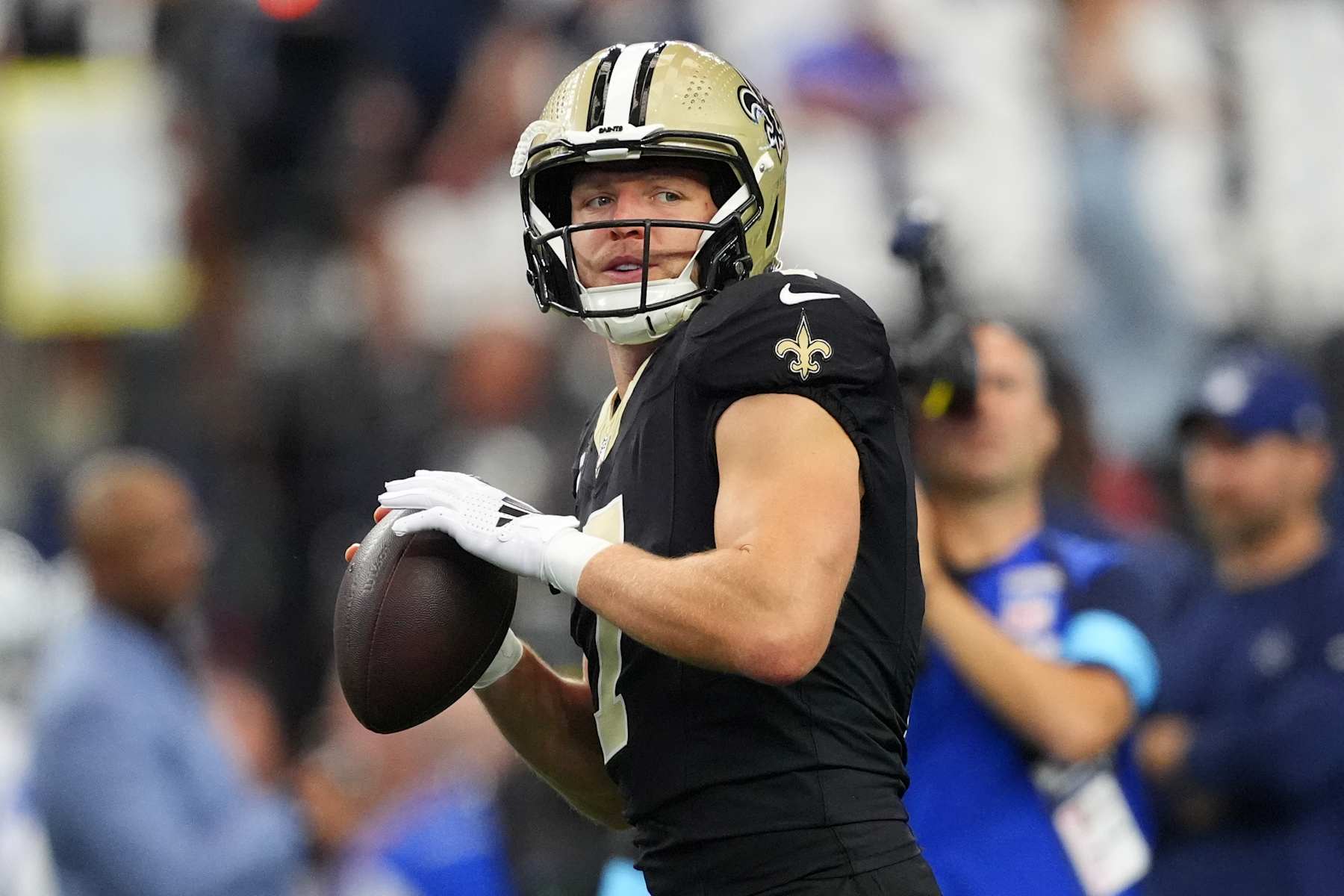ARLINGTON, TEXAS - SEPTEMBER 15: Taysom Hill #7 of the New Orleans Saints warms up before a game against the Dallas Cowboys at AT&T Stadium on September 15, 2024 in Arlington, Texas. (Photo by Sam Hodde/Getty Images)