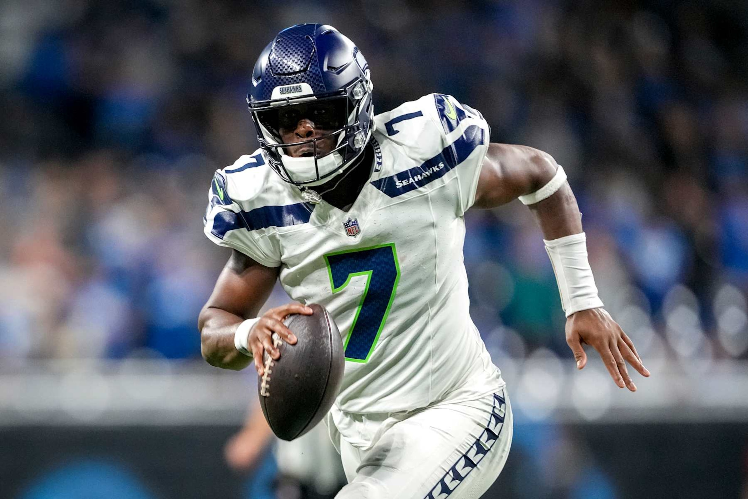 DETROIT, MICHIGAN - SEPTEMBER 30: Geno Smith #7 of the Seattle Seahawks runs in action with the ball against the Detroit Lions at Ford Field on September 30, 2024 in Detroit, Michigan. (Photo by Nic Antaya/Getty Images)