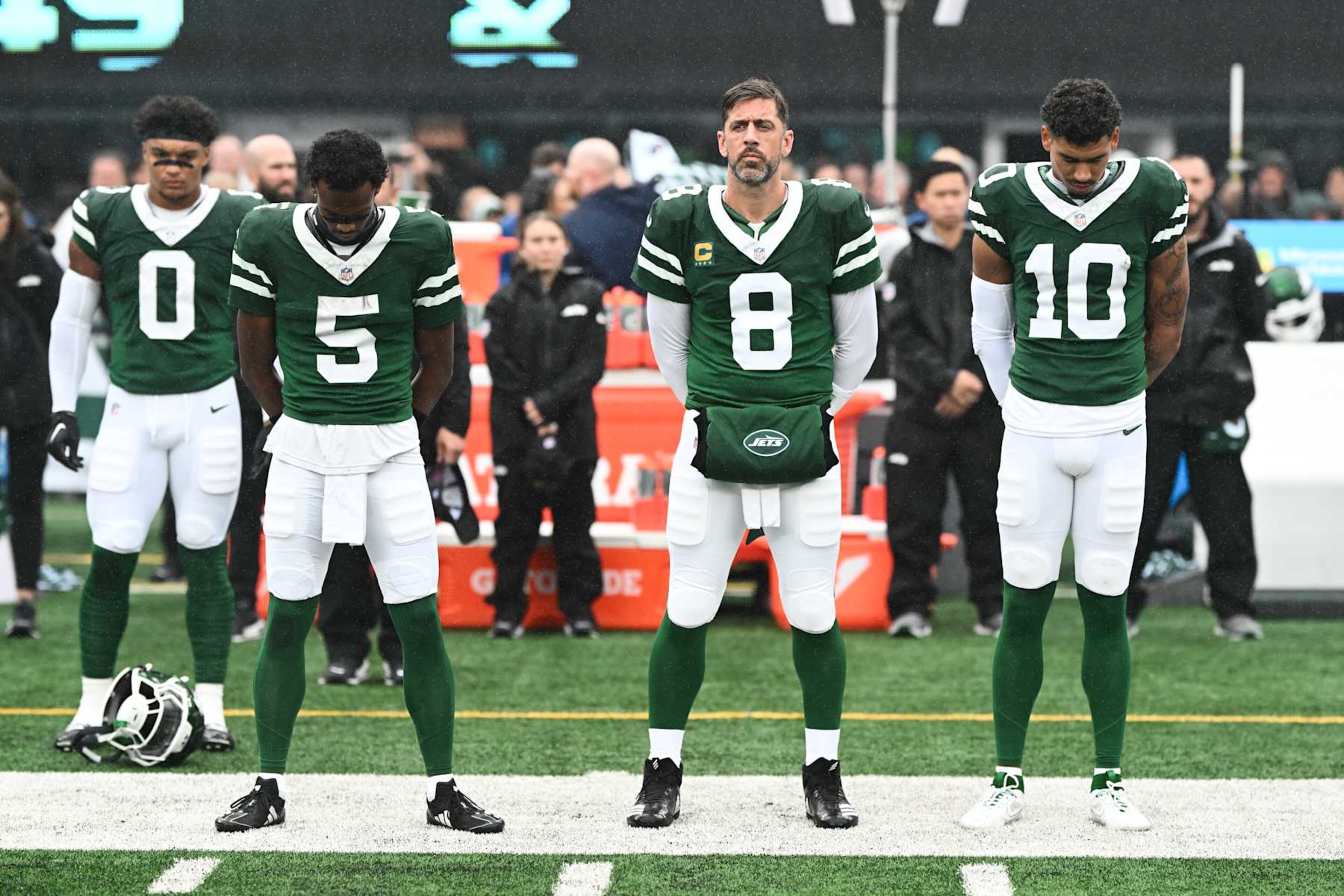 EAST RUTHERFORD, NEW JERSEY - SEPTEMBER 29: Garrett Wilson #5, Aaron Rodgers #8, and Allen Lazard #10 of the New York Jets stand on the field prior to the start of the game against the Denver Broncos at MetLife Stadium on September 29, 2024 in East Rutherford, New Jersey. (Photo by Kathryn Riley/Getty Images) EAST RUTHERFORD, NEW JERSEY - SEPTEMBER 29: Garrett Wilson #5, Aaron Rodgers #8, and Allen Lazard #10 of the New York Jets stand on the field prior to the start of the game against the Denver Broncos at MetLife Stadium on September 29, 2024 in East Rutherford, New Jersey. (Photo by Kathryn Riley/Getty Images)
