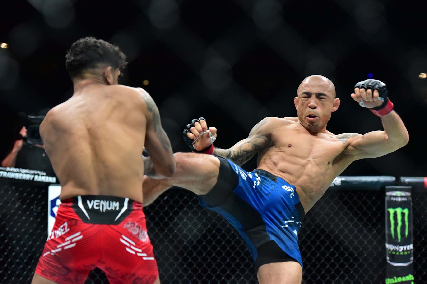 Jose Aldo kicks Jonathan Martinez