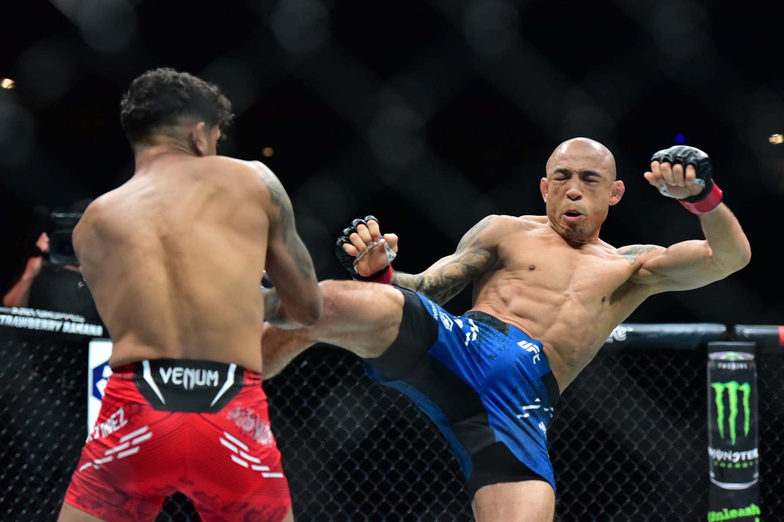 Jose Aldo kicks Jonathan Martinez