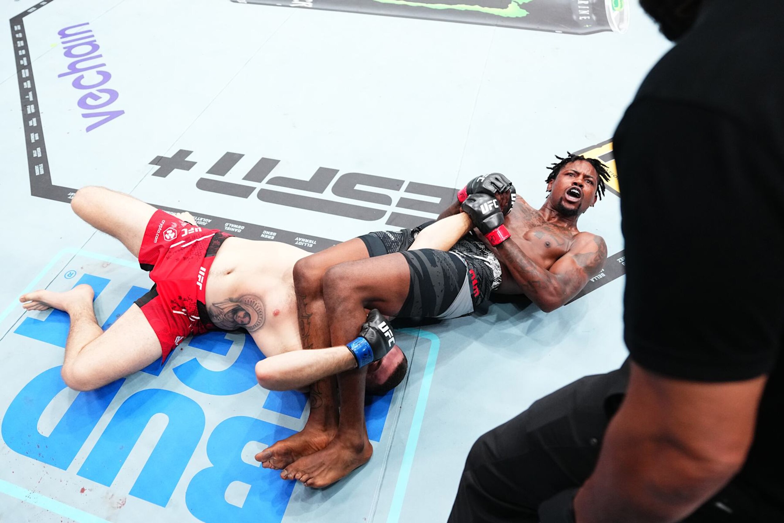 Kevin Holland secures an arm bar submission against Michal Oleksiejczuk