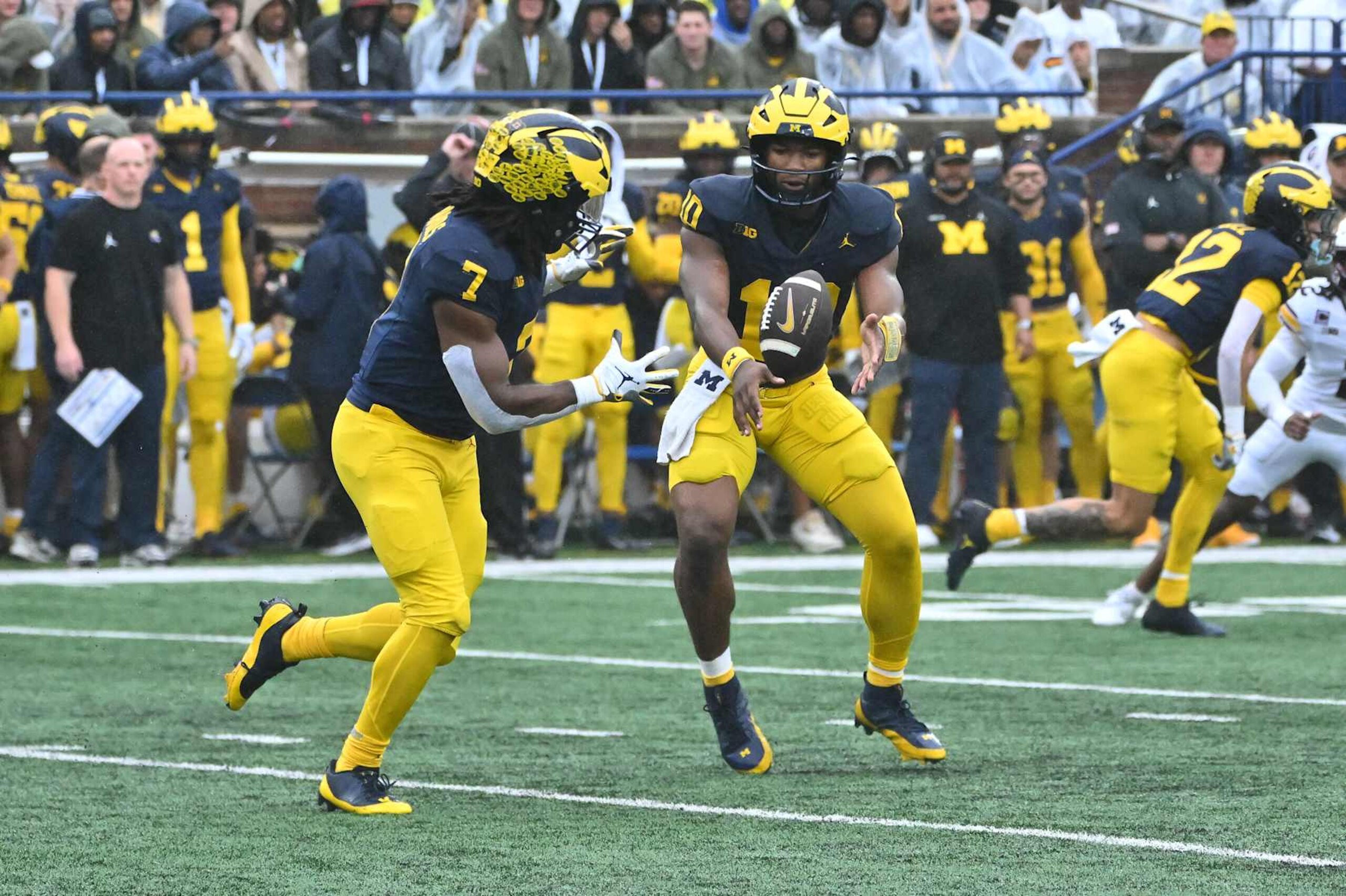 ANN ARBOR, MI - SEPTEMBER 28: Michigan Wolverines quarterback Alex Orji (10) pitches wide to Michigan Wolverines running back Donovan Edwards (7) during the Michigan Wolverines versus the Minnesota Golden Gophers game on Saturday September 28, 2024 at Michigan Stadium in Ann Arbor, MI. (Photo by Steven King/Icon Sportswire via Getty Images) ANN ARBOR, MI - SEPTEMBER 28: Michigan Wolverines quarterback Alex Orji (10) pitches wide to Michigan Wolverines running back Donovan Edwards (7) during the Michigan Wolverines versus the Minnesota Golden Gophers game on Saturday September 28, 2024 at Michigan Stadium in Ann Arbor, MI. (Photo by Steven King/Icon Sportswire via Getty Images)