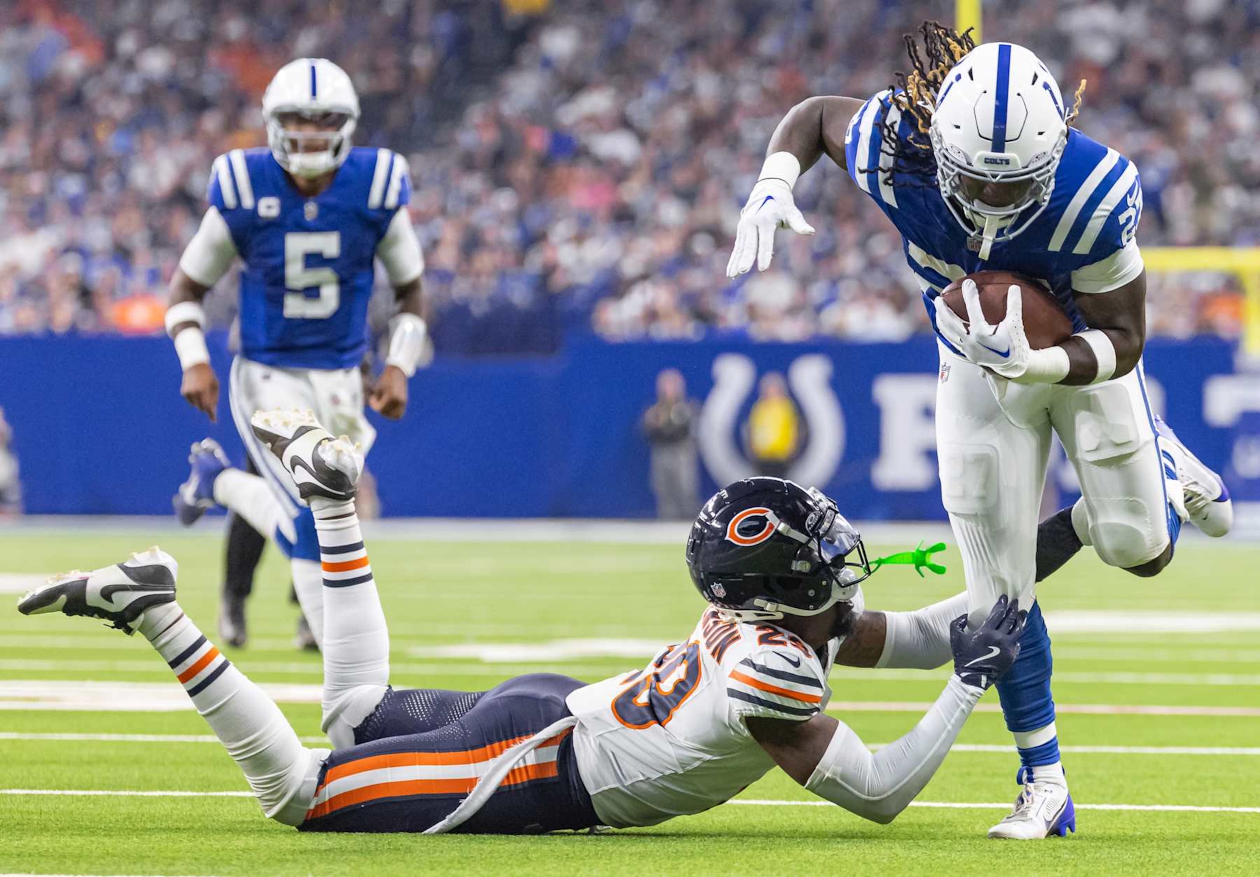 INDIANAPOLIS, INDIANA - SEPTEMBER 22: Tyrique Stevenson #29 of the Chicago Bears reaches to make the tackle on Trey Sermon #27 of the Indianapolis Colts at Lucas Oil Stadium on September 22, 2024 in Indianapolis, Indiana. (Photo by Michael Hickey/Getty Images)