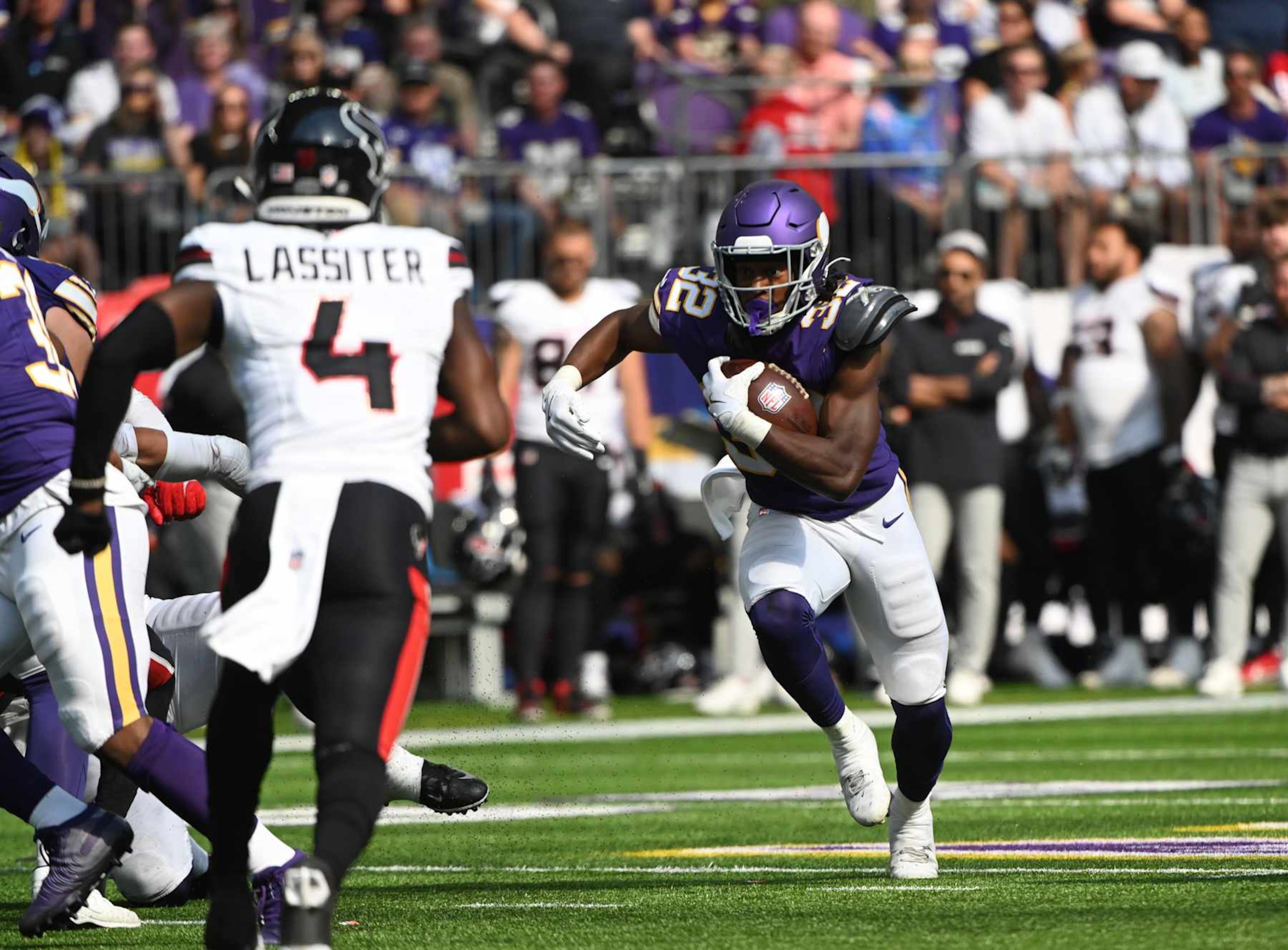 MINNEAPOLIS, MN - SEPTEMBER 22: Minnesota Vikings RB Ty Chandler (32) runs for yardage during the NFL game between the Houston Texans and the Minnesota Vikings on September 22, 2024, at U.S. Bank Stadium in Minneapolis, MN. (Photo by John Rivera/Icon Sportswire via Getty Images)
