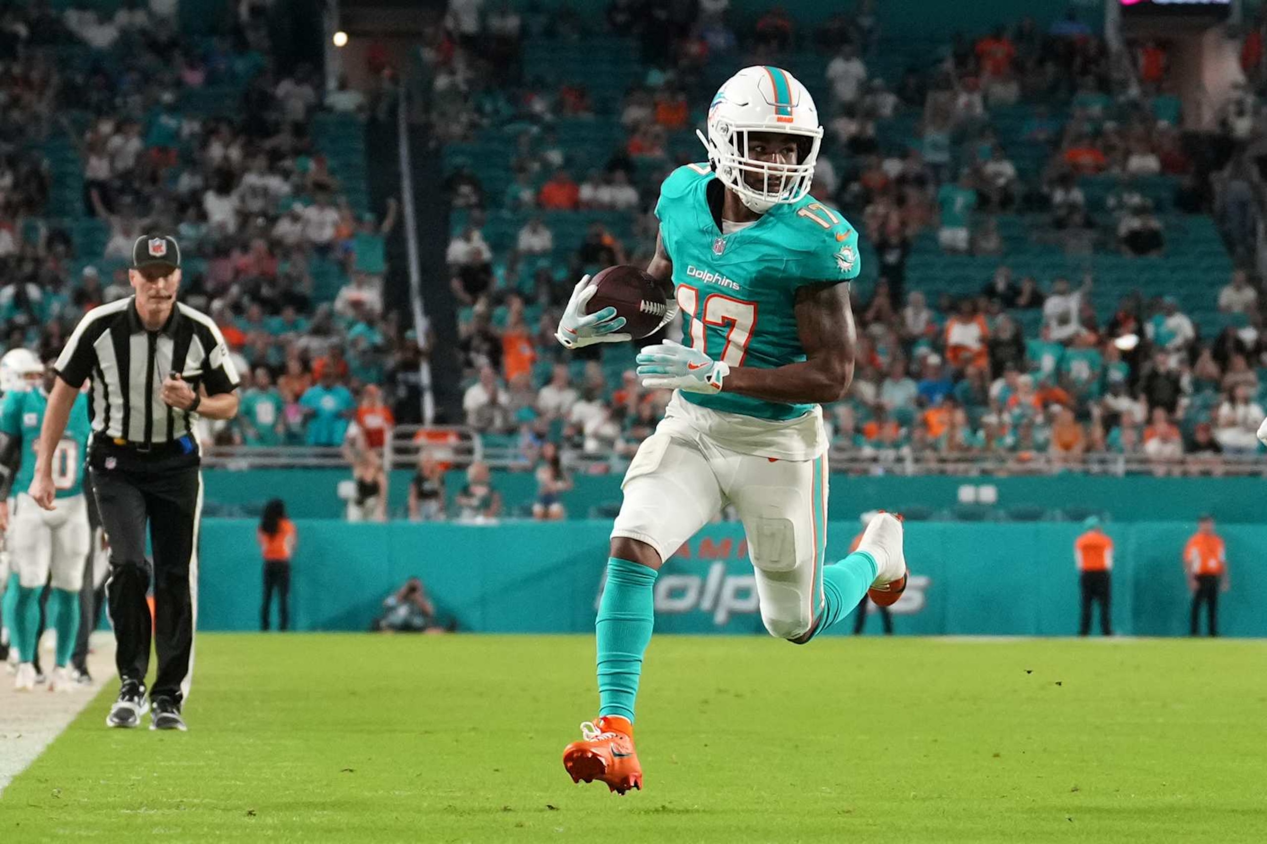 MIAMI GARDENS, FL - SEPTEMBER 30: Miami Dolphins wide receiver Jaylen Waddle (17) runs after a catch during the game between the Tennessee Titans and the Miami Dolphins on Monday, September 30, 2024 at Hard Rock Stadium in Miami Gardens, Fla. (Photo by Peter Joneleit/Icon Sportswire via Getty Images)