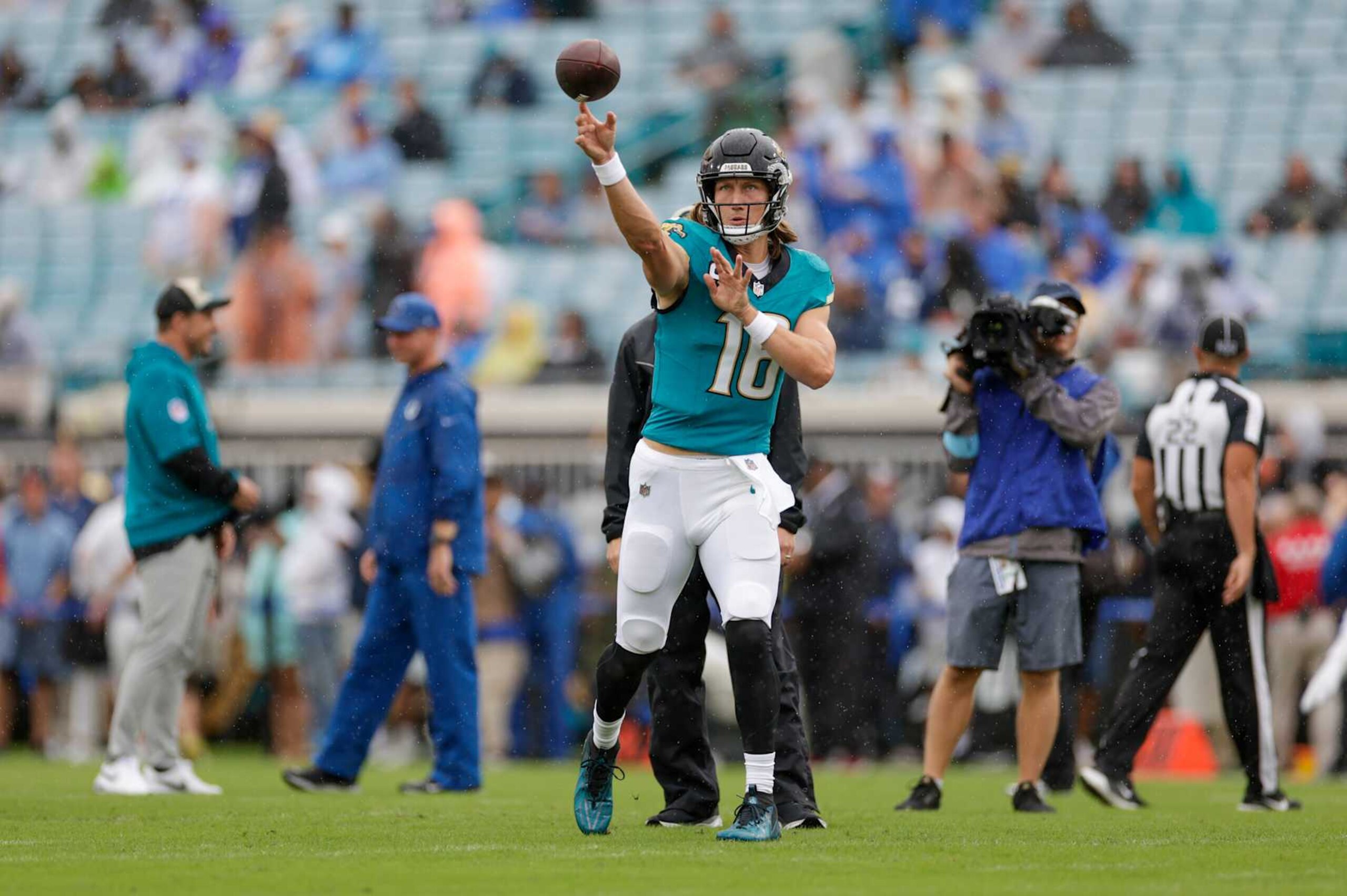 JACKSONVILLE, FL - OCTOBER 06: Jacksonville Jaguars quarterback Trevor Lawrence (16) throws a pass before the game between the Indianapolis Colts and the Jacksonville Jaguars on October 6, 2024 at EverBank Stadium in Jacksonville, Florida. (Photo by David Rosenblum/Icon Sportswire via Getty Images) JACKSONVILLE, FL - OCTOBER 06: Jacksonville Jaguars quarterback Trevor Lawrence (16) throws a pass before the game between the Indianapolis Colts and the Jacksonville Jaguars on October 6, 2024 at EverBank Stadium in Jacksonville, Florida. (Photo by David Rosenblum/Icon Sportswire via Getty Images)