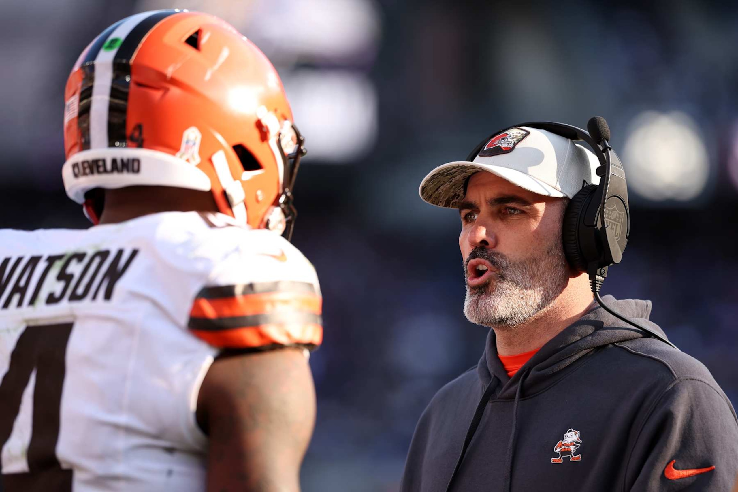 BALTIMORE, MARYLAND - NOVEMBER 12: Head coach Kevin Stefanski of the Cleveland Browns speaks to Deshaun Watson #4 during the second half against the Baltimore Ravens at M&T Bank Stadium on November 12, 2023 in Baltimore, Maryland. (Photo by Scott Taetsch/Getty Images)