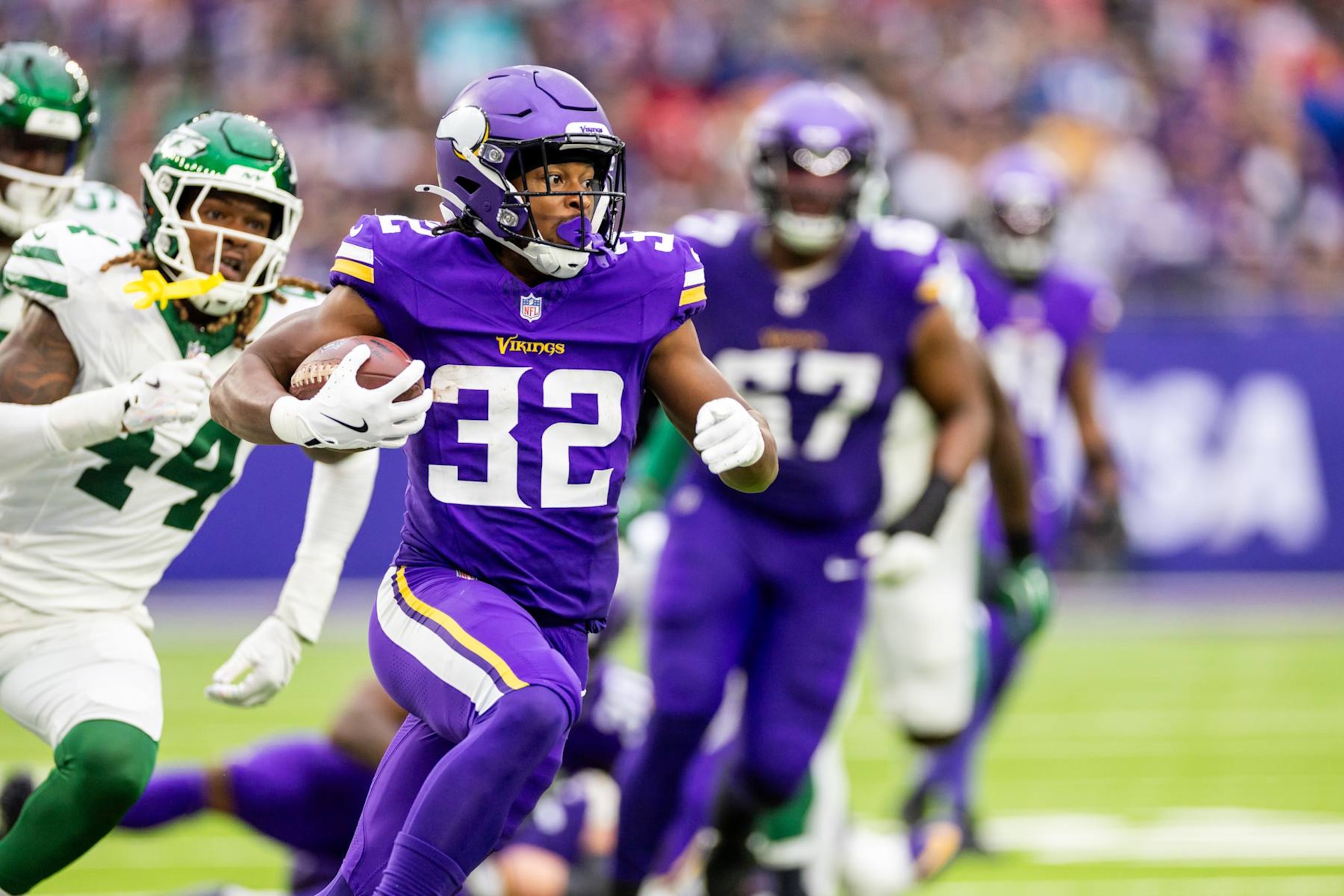 LONDON, ENG - OCTOBER 06: Minnesota Vikings running back Ty Chandler (32) funs the ball during the professional NFL football game between the New York Jets and Minnesota Vikings on October 6, 2024 at Tottenham Hotspur Stadium in London, England. (Photo by Bob Kupbens/Icon Sportswire via Getty Images)