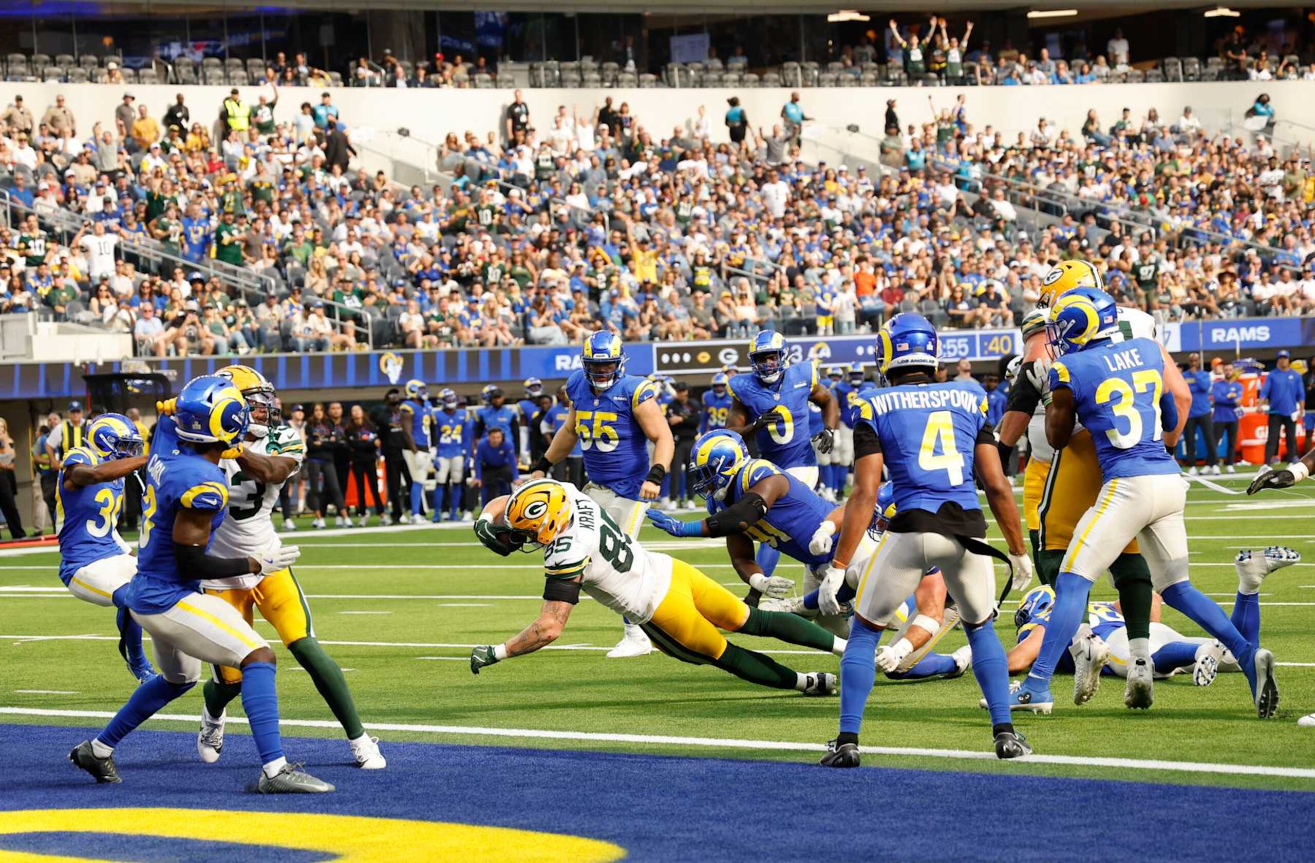 INGLEWOOD, CALIFORNIA - OCTOBER 06: Tucker Kraft #85 of the Green Bay Packers scores a touchdown against the Los Angeles Rams during the third quarter at SoFi Stadium on October 06, 2024 in Inglewood, California. (Photo by Kevork Djansezian/Getty Images)