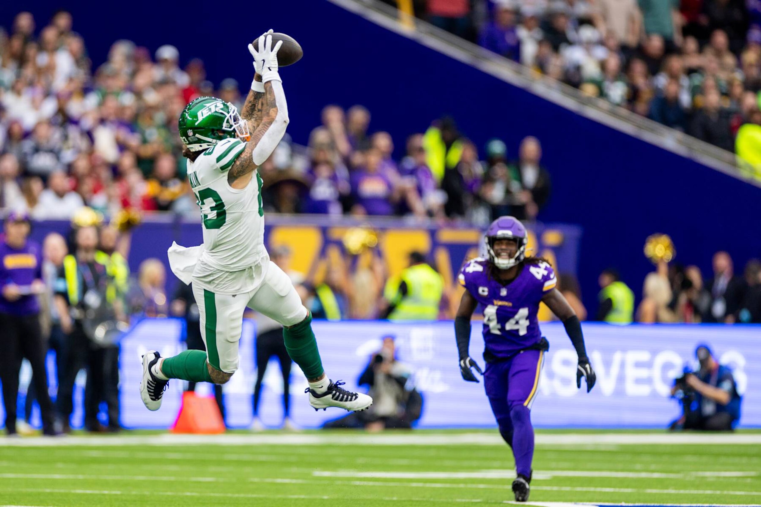 LONDON, ENG - OCTOBER 06: New York Jets tight end Tyler Conklin (83) catches a pass during the professional NFL football game between the New York Jets and Minnesota Vikings on October 6, 2024 at Tottenham Hotspur Stadium in London, England. (Photo by Bob Kupbens/Icon Sportswire via Getty Images)