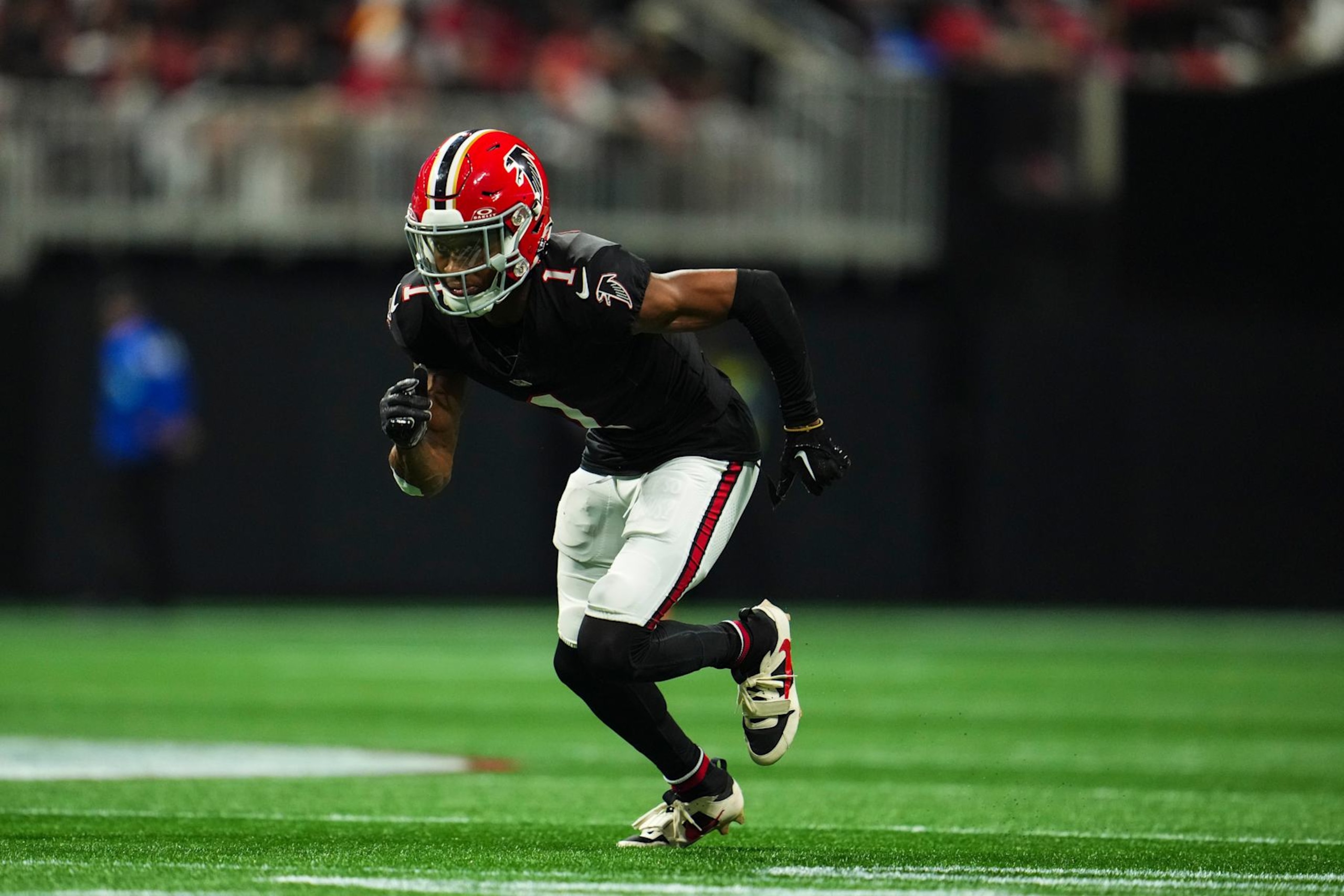 ATLANTA, GA - OCTOBER 03: Darnell Mooney #1 of the Atlanta Falcons runs a route during an NFL football game against the Tampa Bay Buccaneers at Mercedes-Benz Stadium on October 3, 2024 in Atlanta, Georgia. (Photo by Cooper Neill/Getty Images) ATLANTA, GA - OCTOBER 03: Darnell Mooney #1 of the Atlanta Falcons runs a route during an NFL football game against the Tampa Bay Buccaneers at Mercedes-Benz Stadium on October 3, 2024 in Atlanta, Georgia. (Photo by Cooper Neill/Getty Images)
