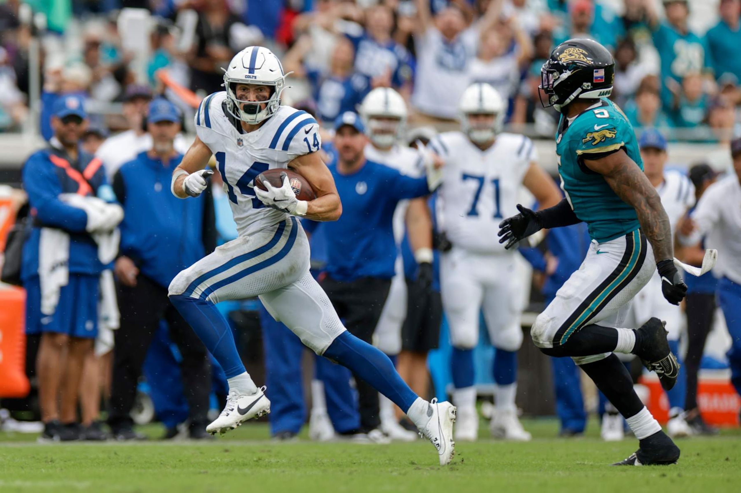 JACKSONVILLE, FL - OCTOBER 06: Indianapolis Colts wide receiver Alec Pierce (14) catches a pass for a touchdown during the game between the Indianapolis Colts and the Jacksonville Jaguars on October 6, 2024 at EverBank Stadium in Jacksonville, Florida. (Photo by David Rosenblum/Icon Sportswire via Getty Images)