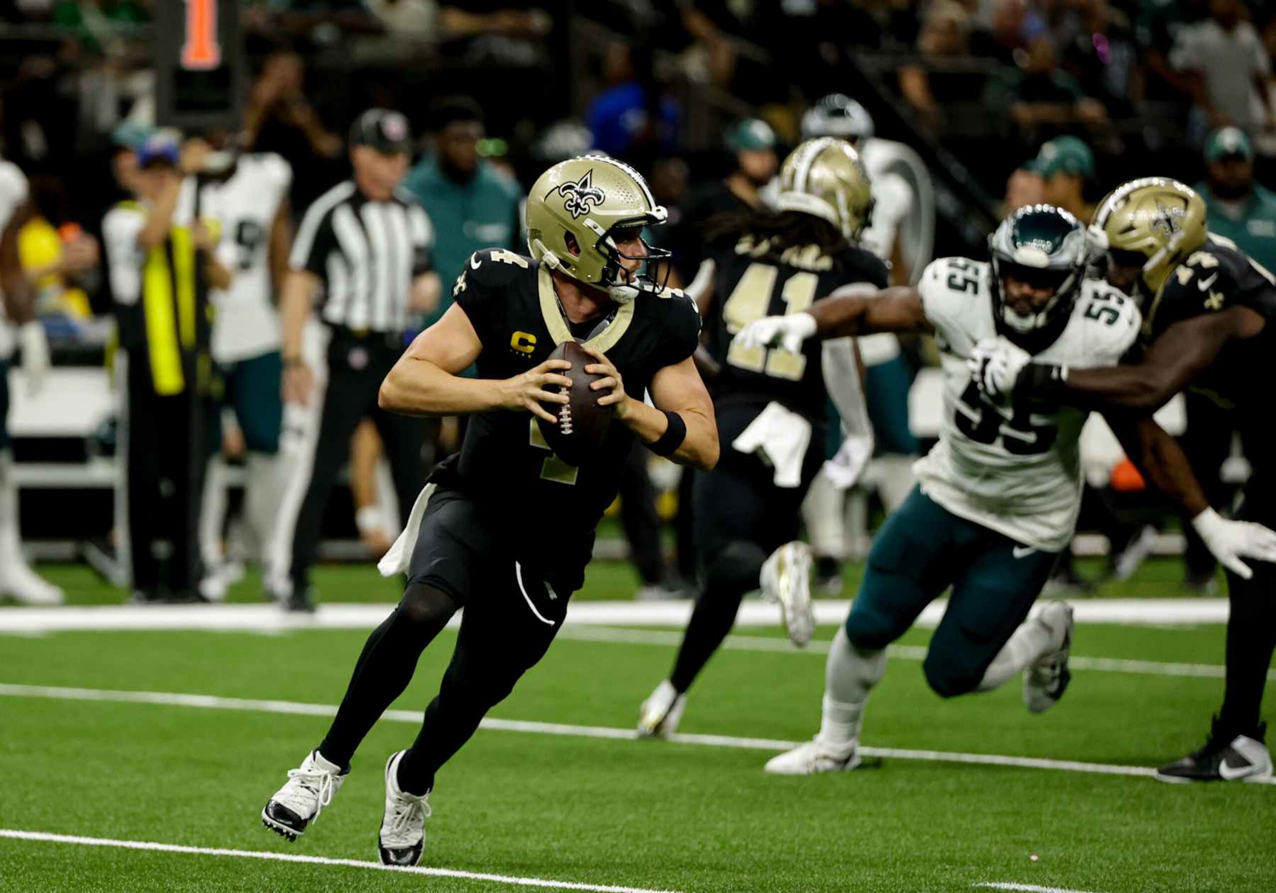NEW  ORLEANS, LOUISIANA - SEPTEMBER 22: Derek Carr #4 of the New Orleans Saints plays against the Philadelphia Eagles during the second half at the Caesars Superdome on September 22, 2024 in New Orleans, Louisiana. (Photo by Derick E. Hingle/Getty Images)
